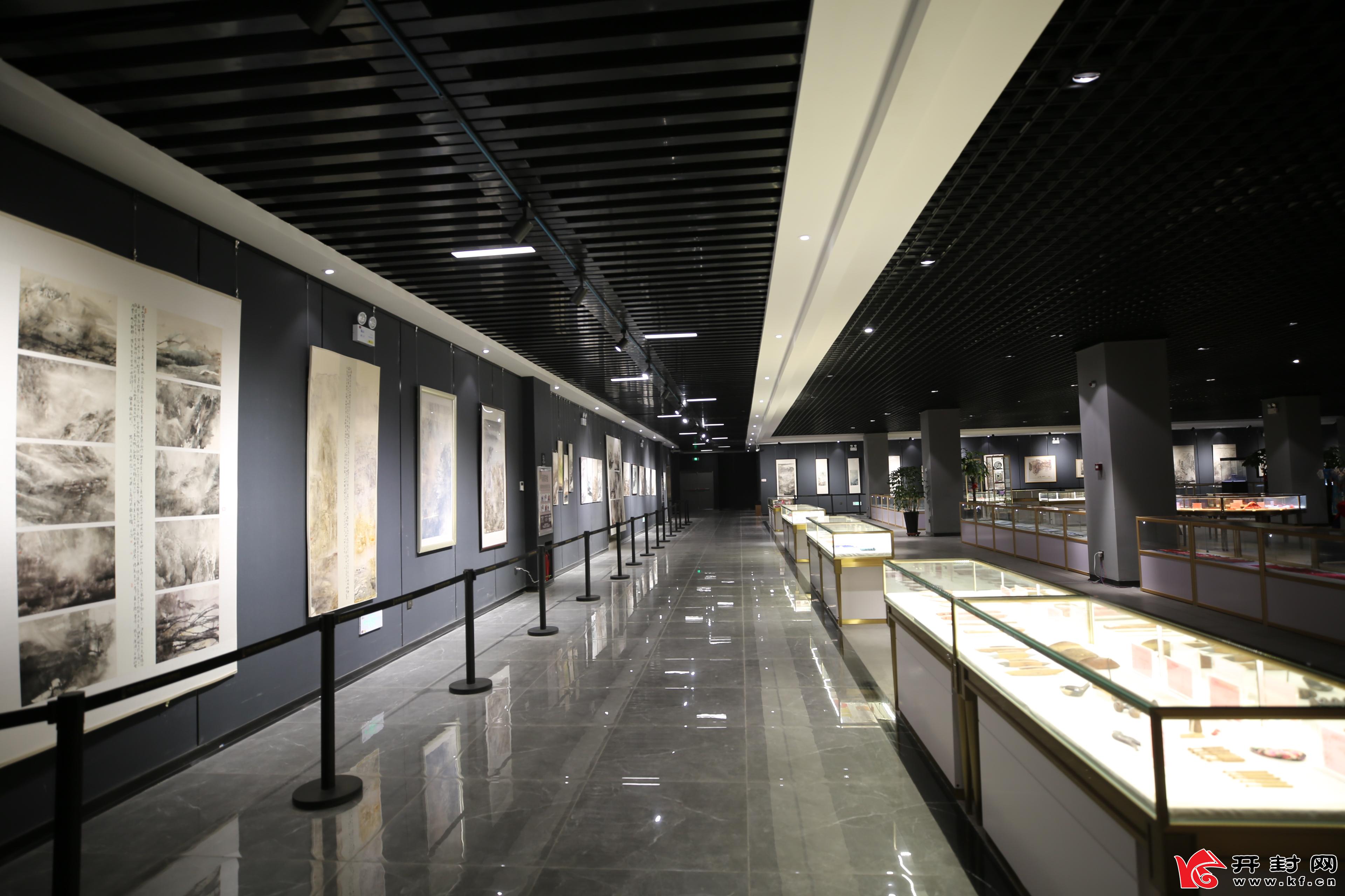 走进中国(河南)自贸区国际艺术品保税仓艺术展馆内,一楼富有时代气息