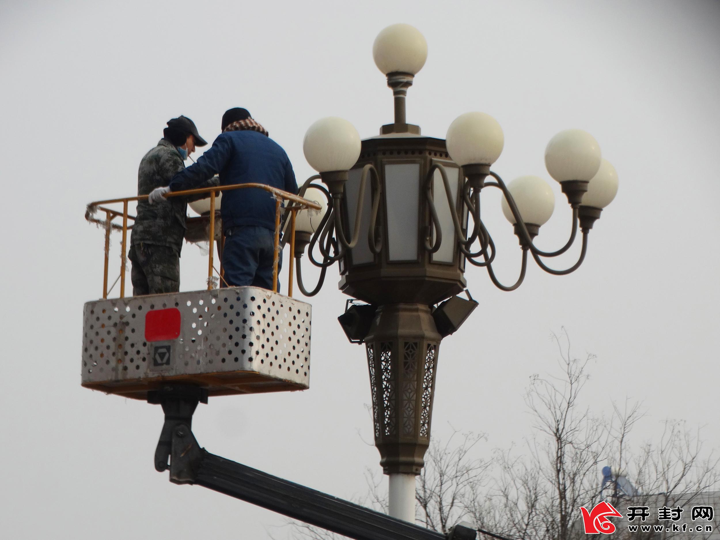 假日路灯维修忙 本地 开封网