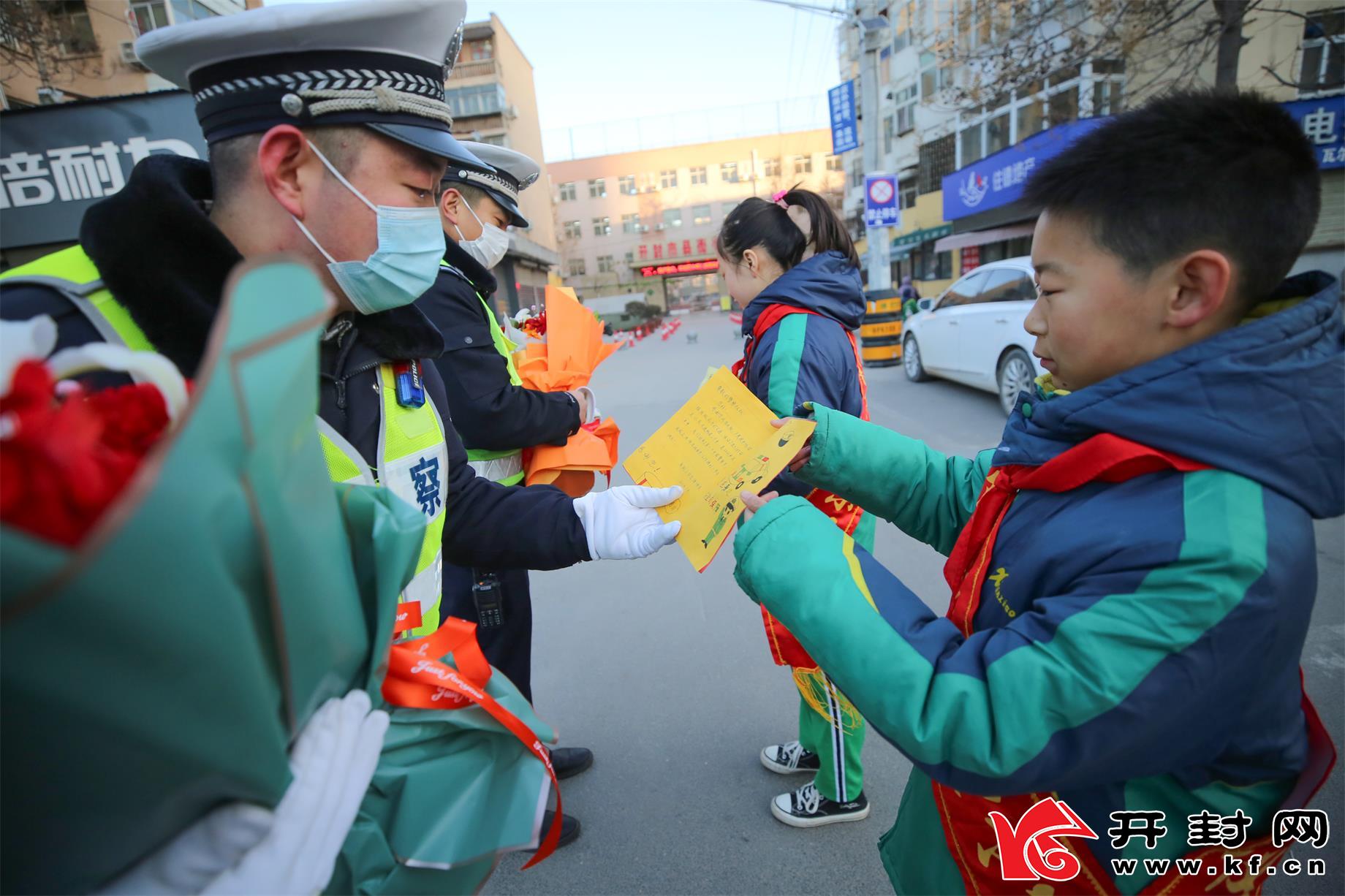 首个"中国人民警察节"少先队员送祝福