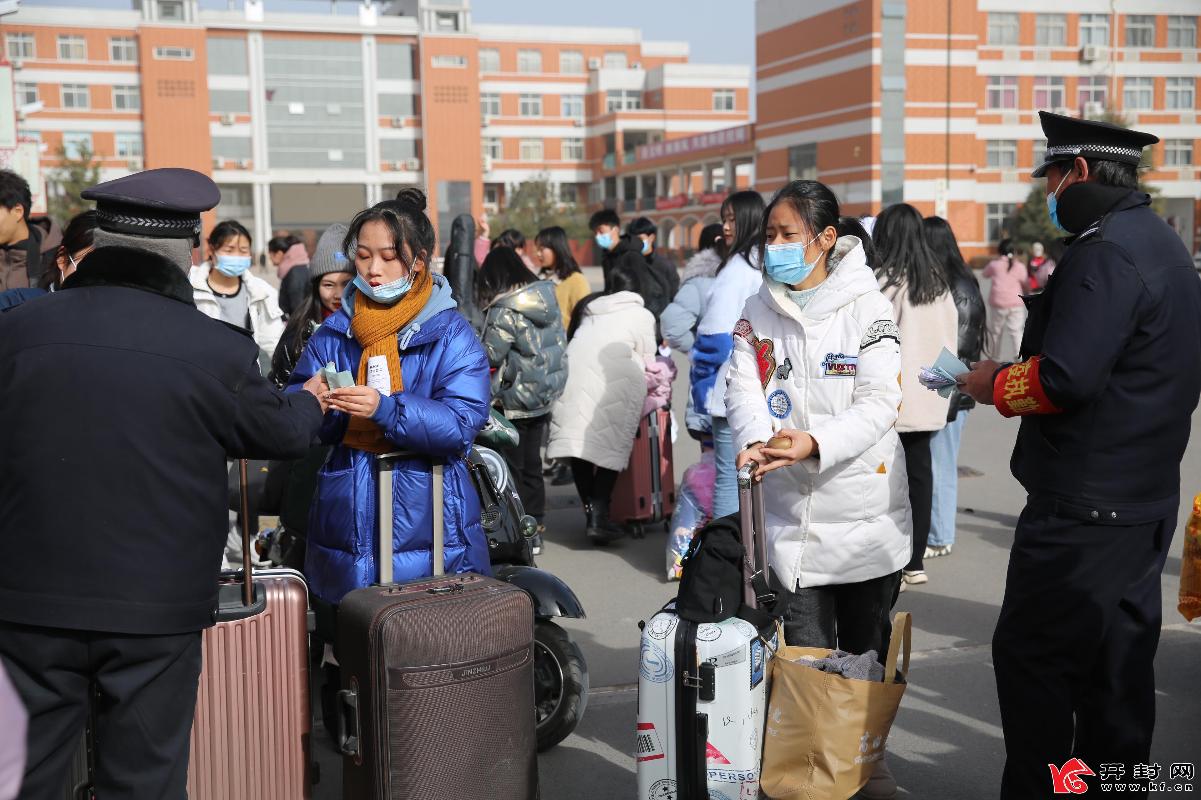 1月13日,开封高校陆续放寒假,在明确学生回家途中做好防疫的前提下