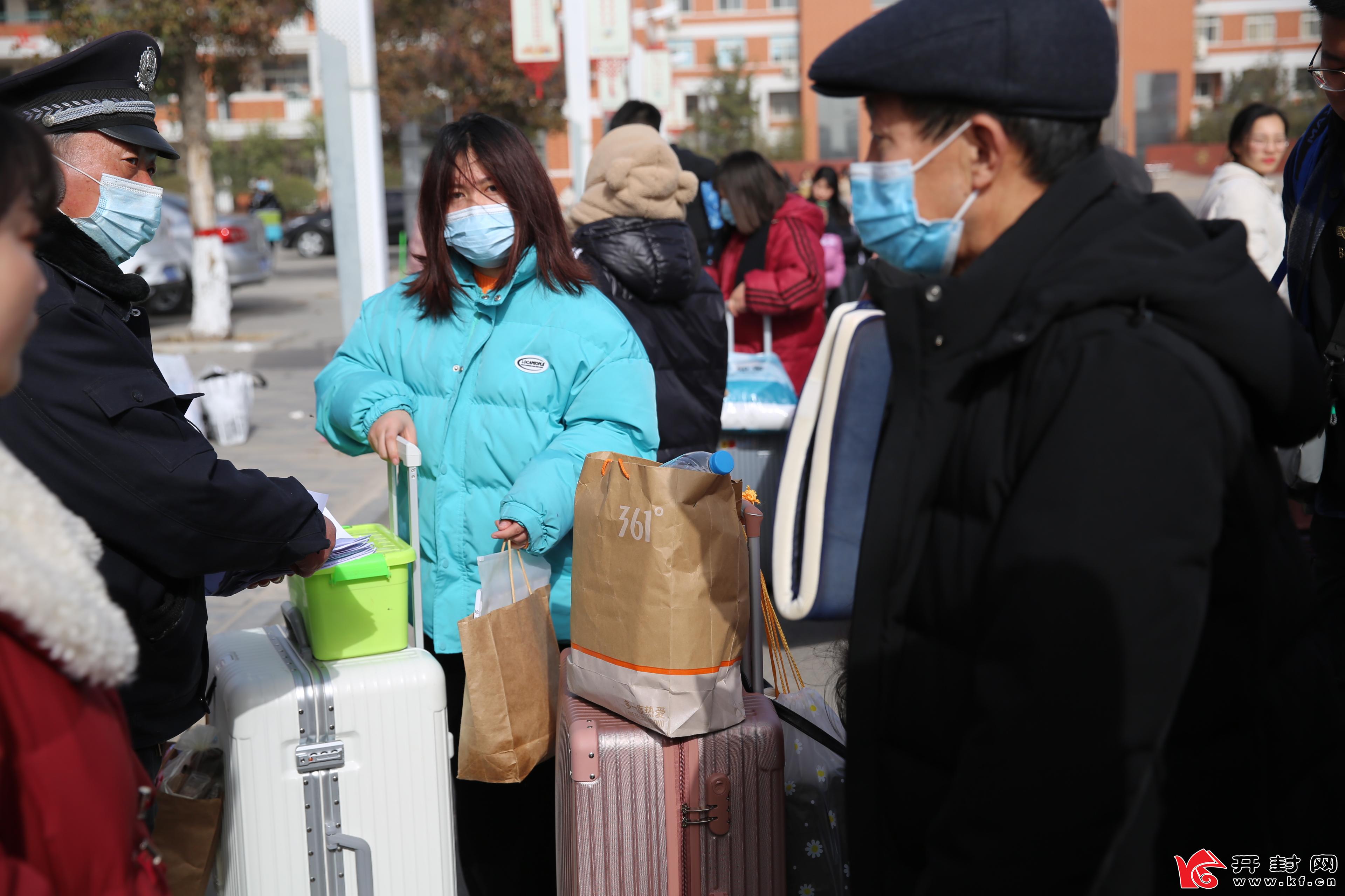 1月13日,开封高校陆续放寒假,在明确学生回家途中做好防疫的前提下