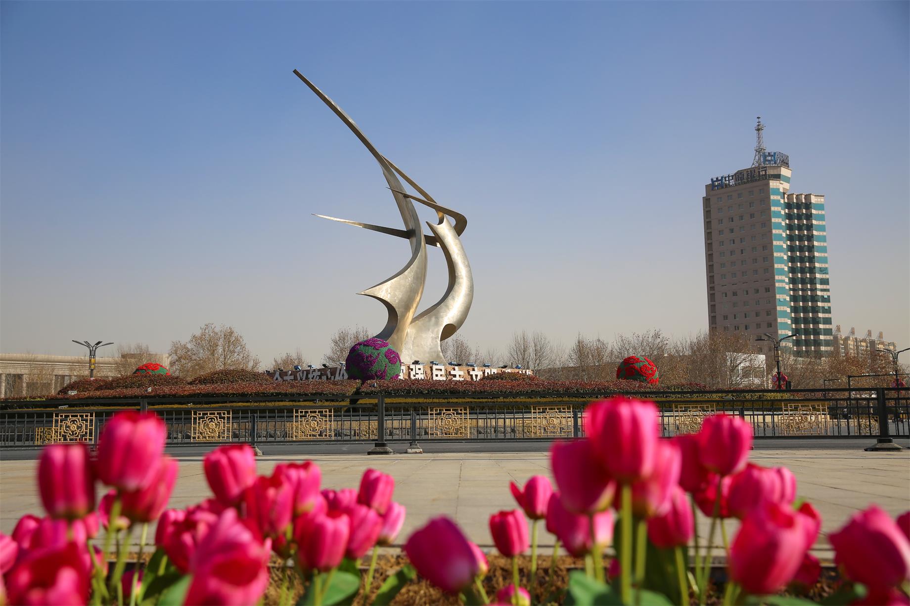 1月17日,金明广场四周道路装扮靓丽,市民和游客在优美的环境中穿梭