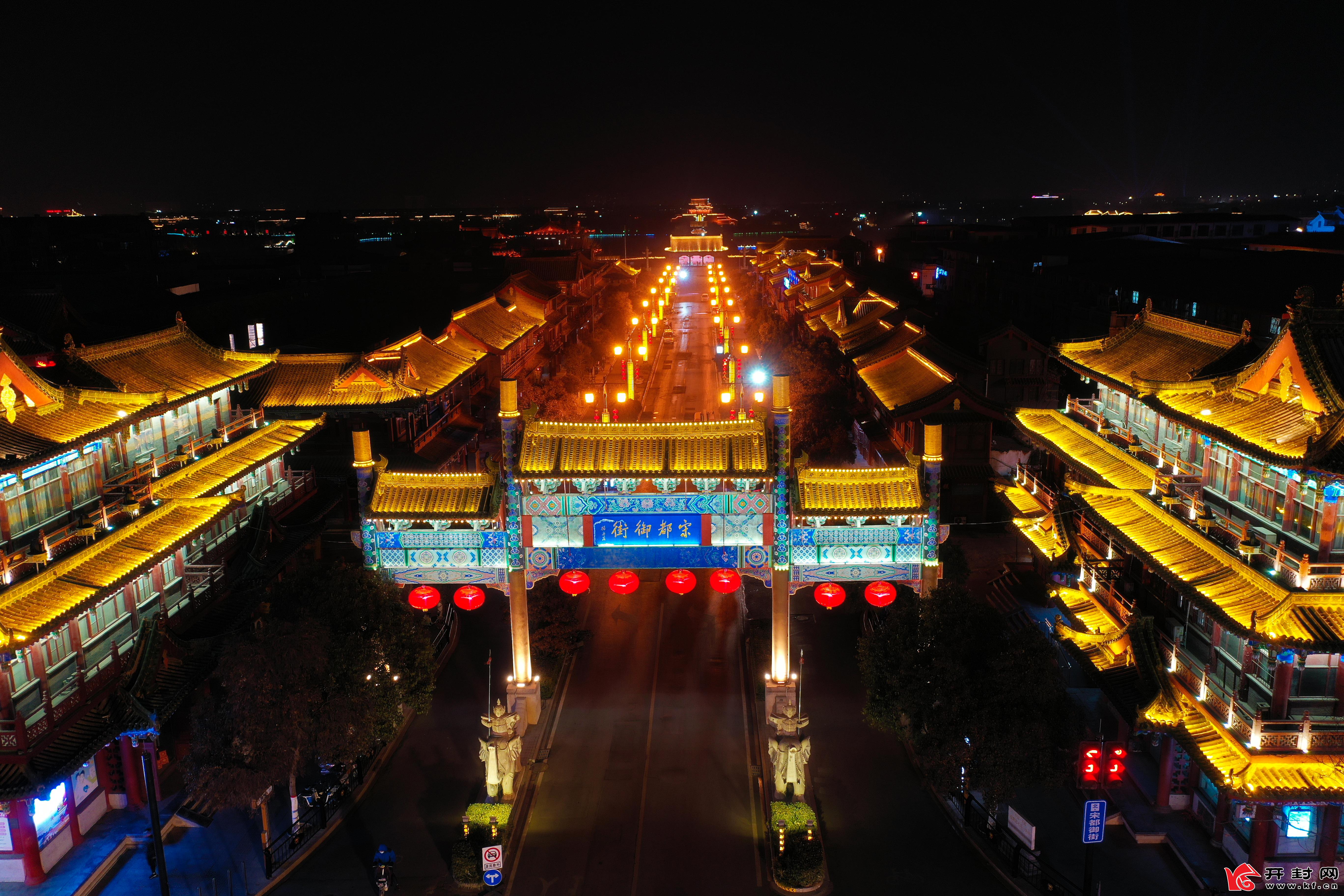 2月5日,临近春节,开封大街小巷灯火璀璨,游走在街头,一街一景,煞是