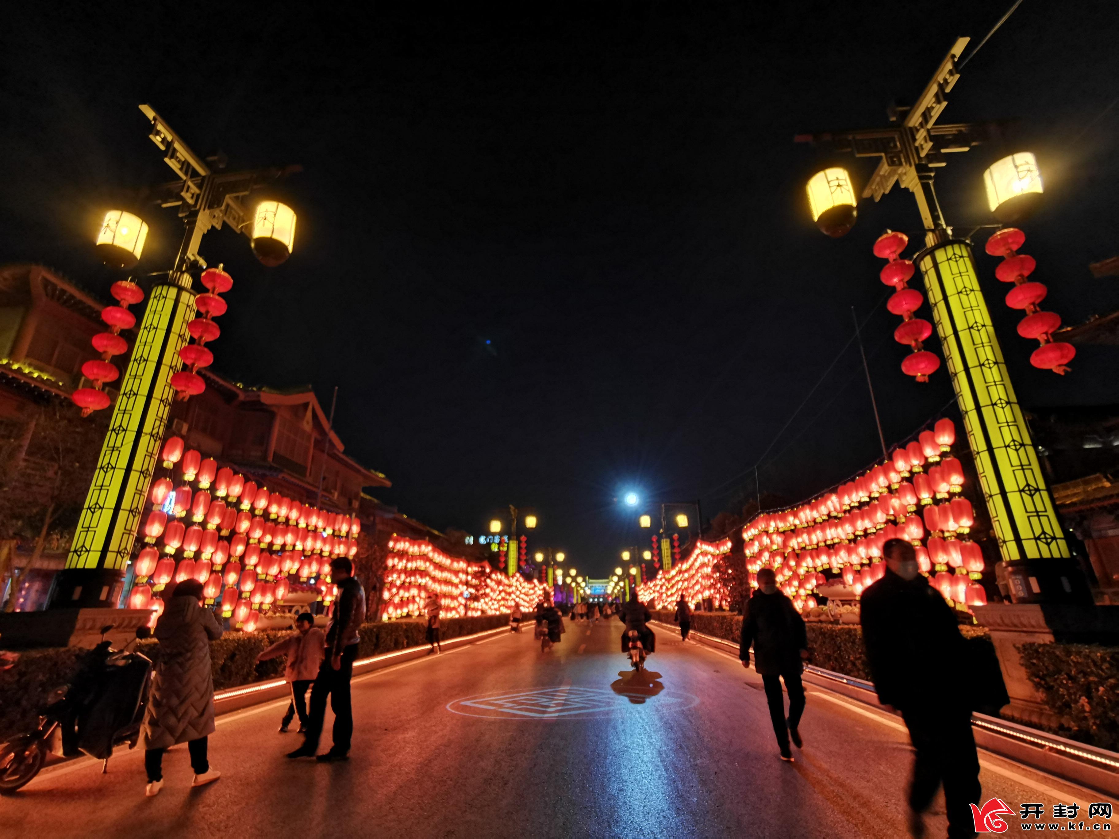 2月10日,御街上成串的灯笼无比亮眼,街道上的灯光秀,吸引不少市民前来