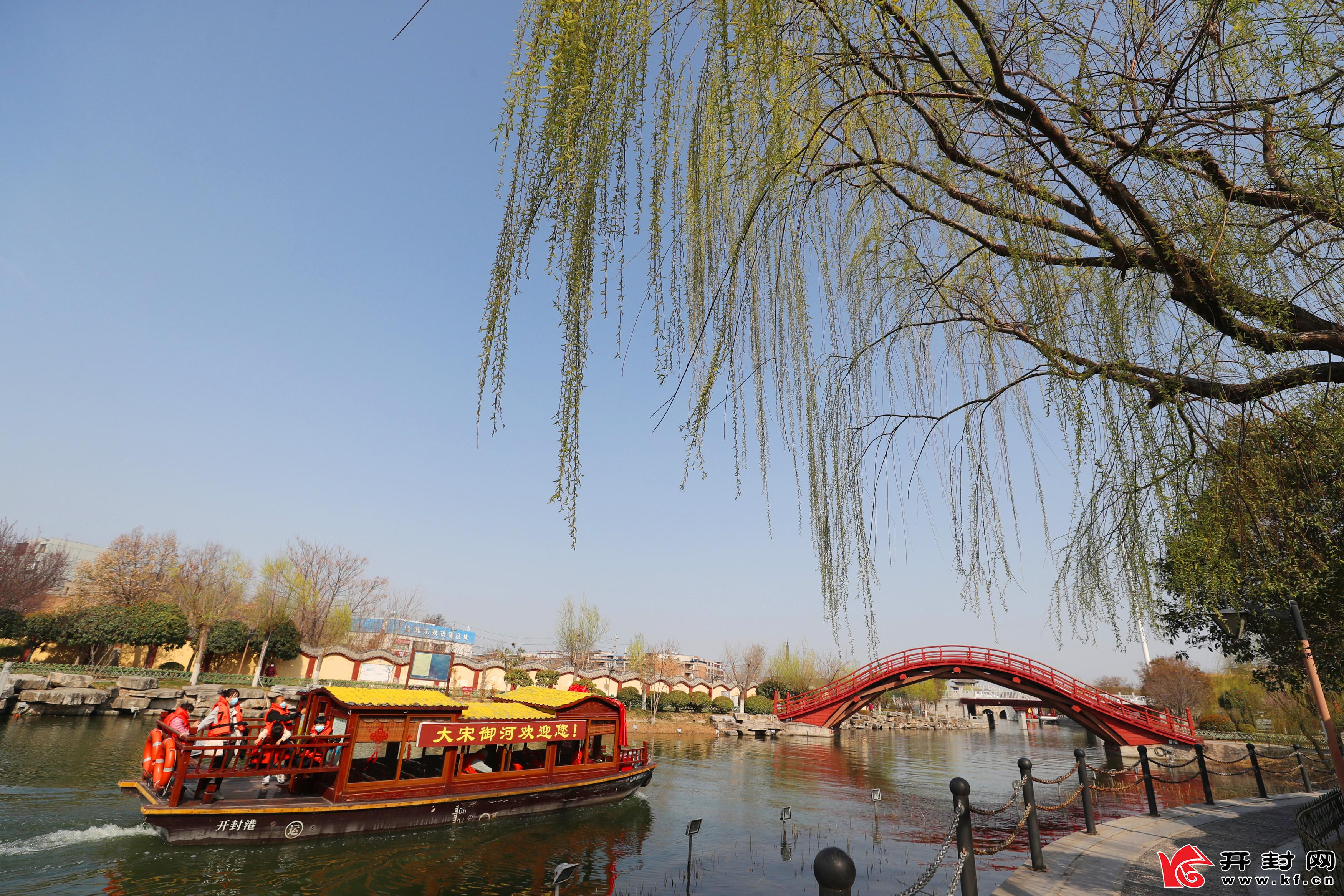 2月23日,游客正在乘坐游船在大宋御河游览.