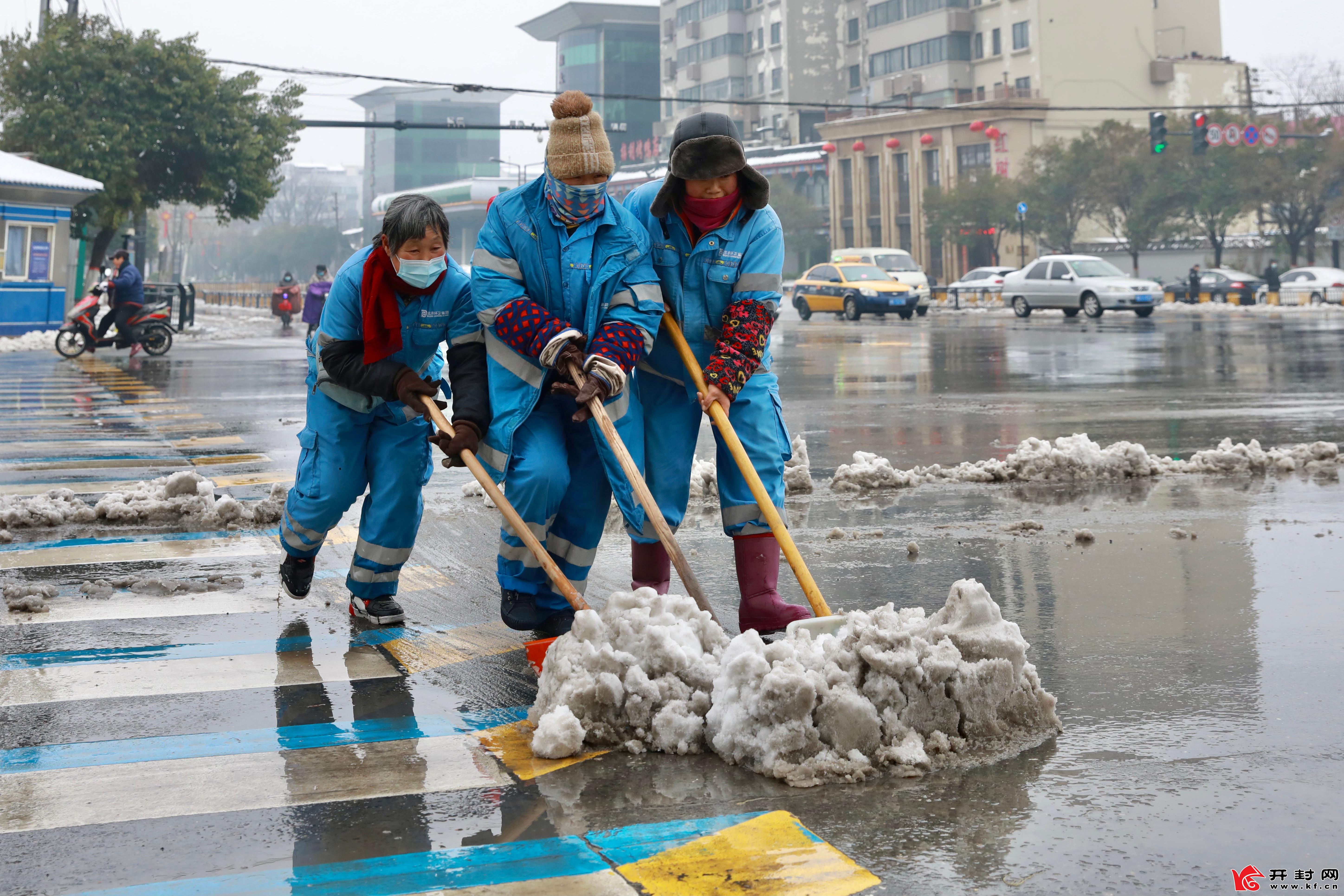 2月25日清晨,开封环卫工人投入到了除冰铲雪作业当中,保障市民安全