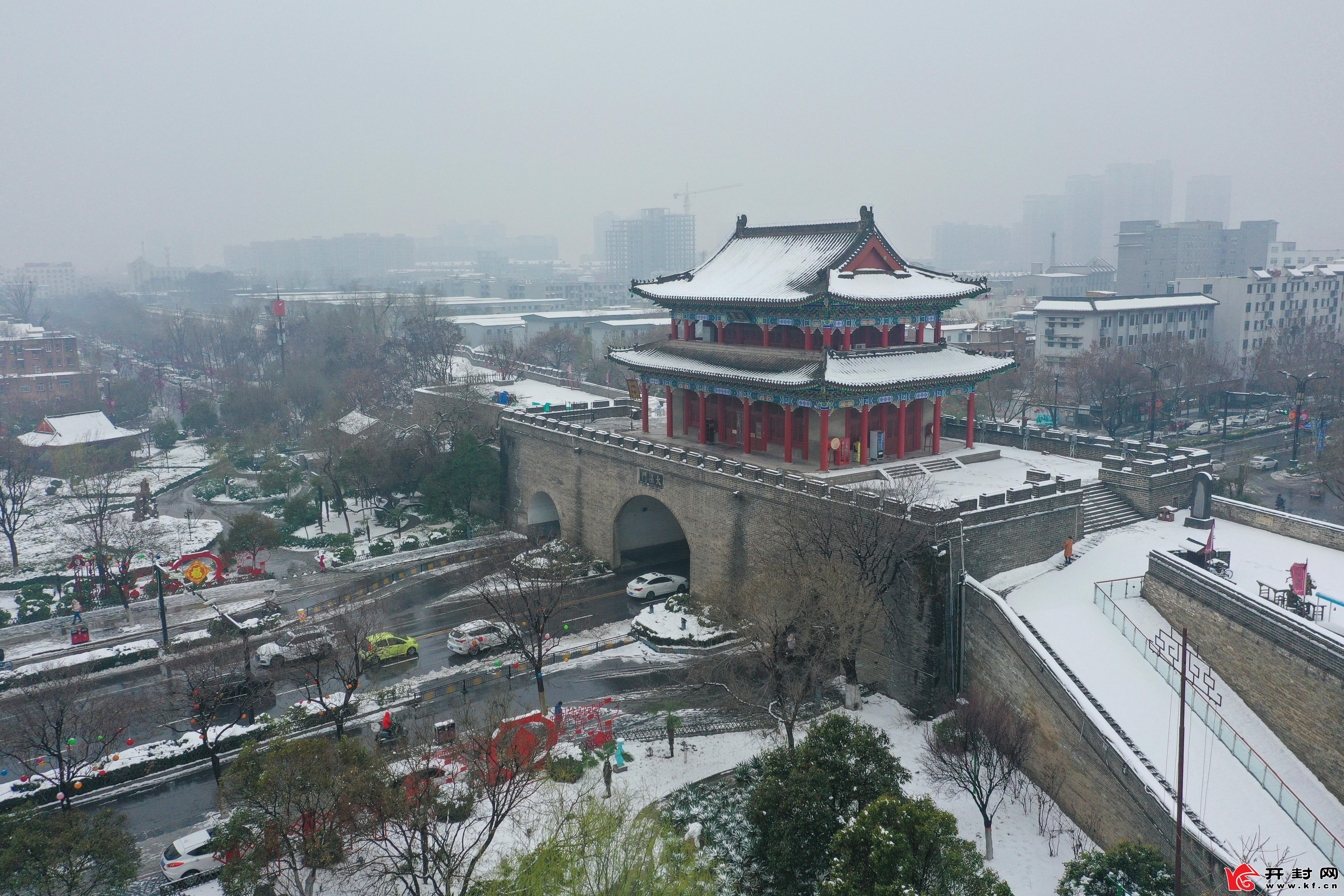 航拍古城雪景