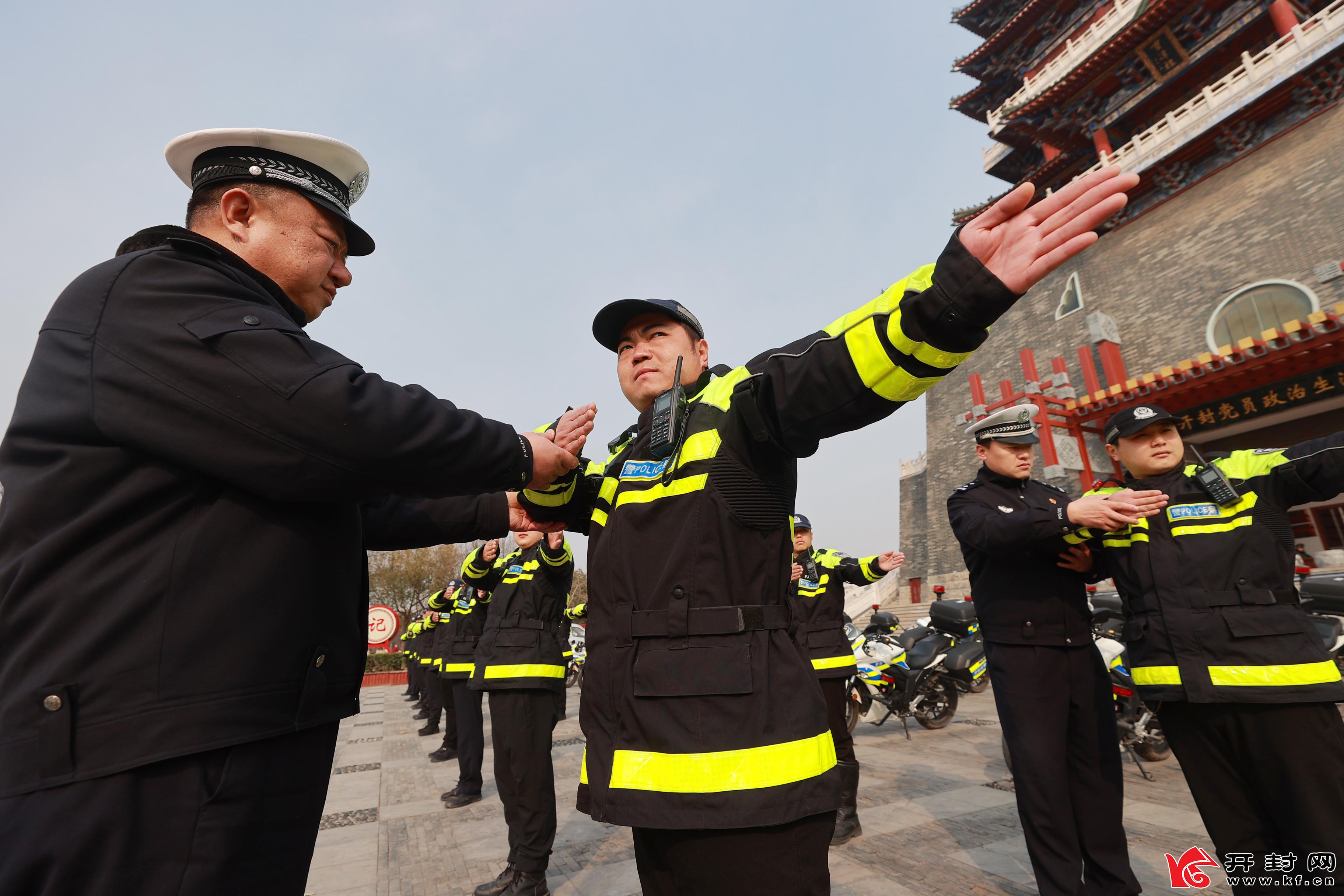 连日来,交警六大队开展春季大练兵活动,在保证正常执勤工作的同时