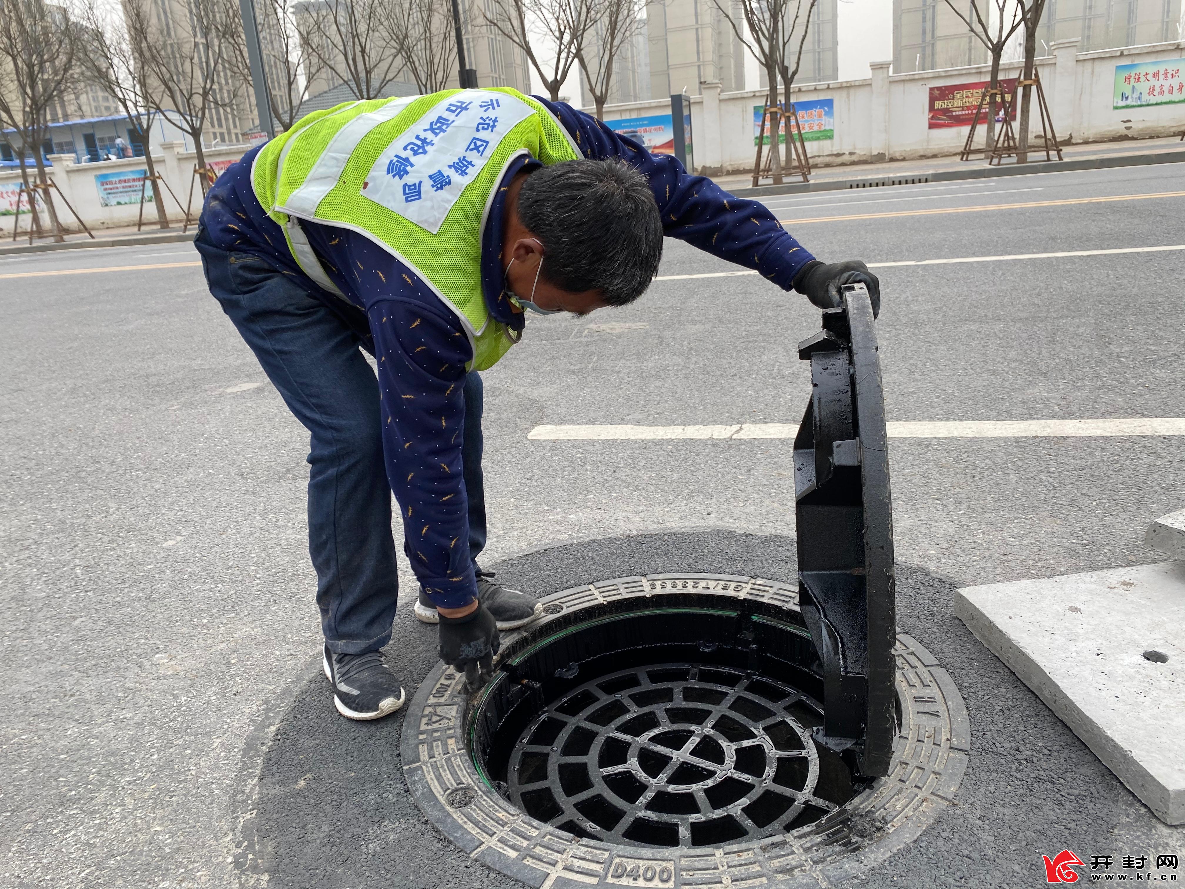 城乡一体化示范区新型防沉降井盖"上岗"