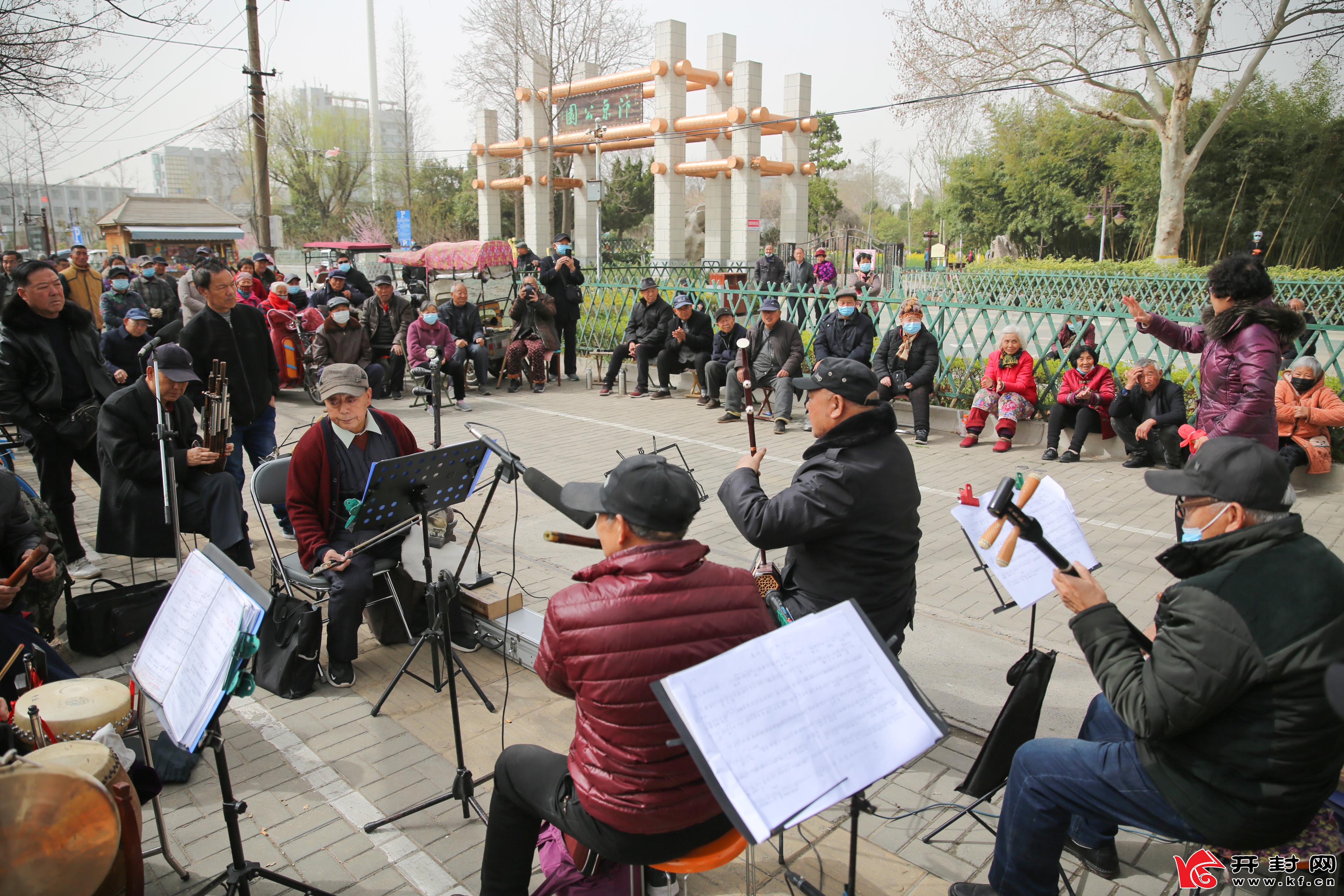 3月17日,戏曲爱好者在汴京公园门前的精彩演绎吸引不少老年人驻足聆听