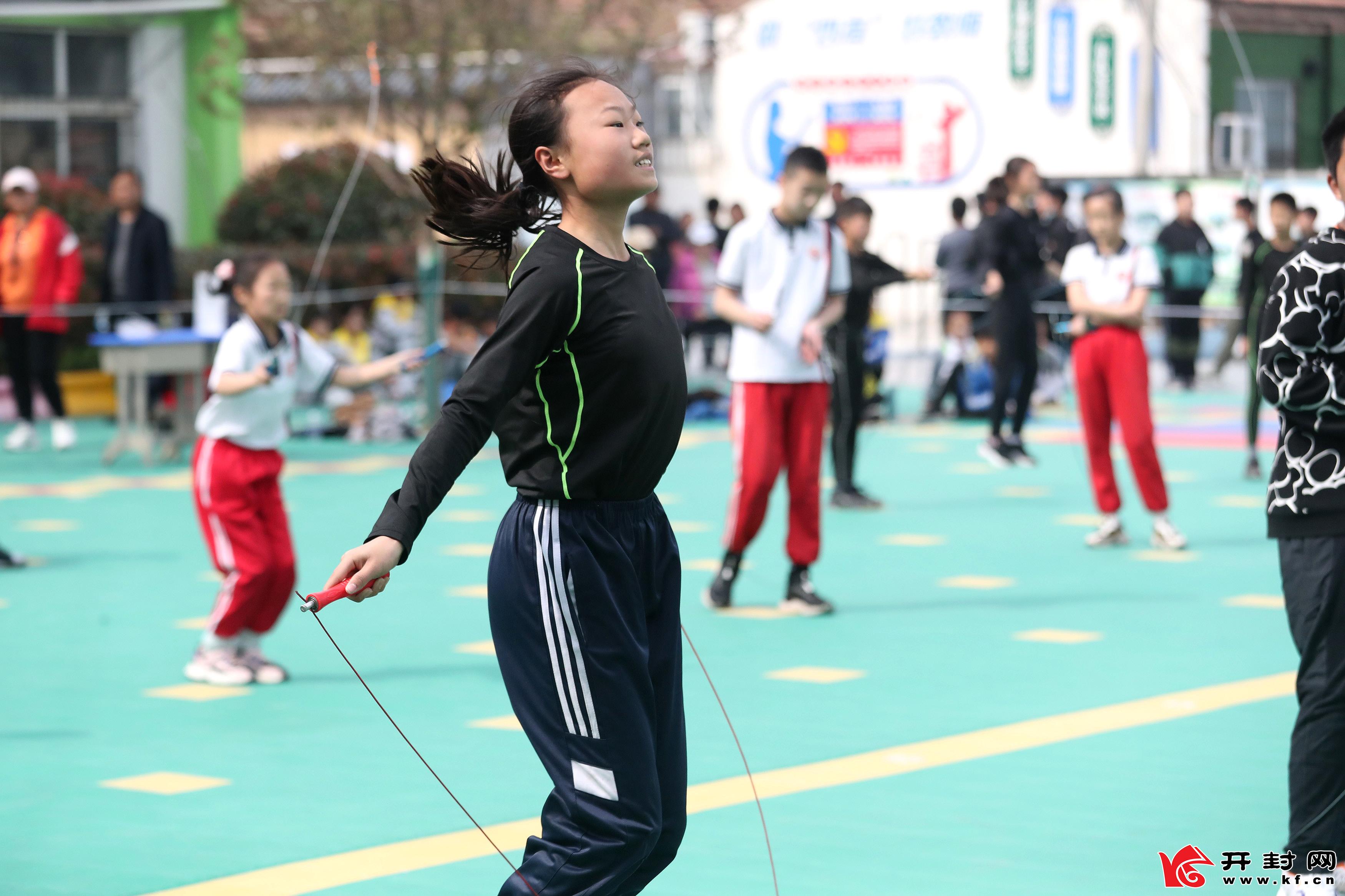 4月9日,顺河回族区举办中小学生跳绳比赛,来自该区31所中小学的166名