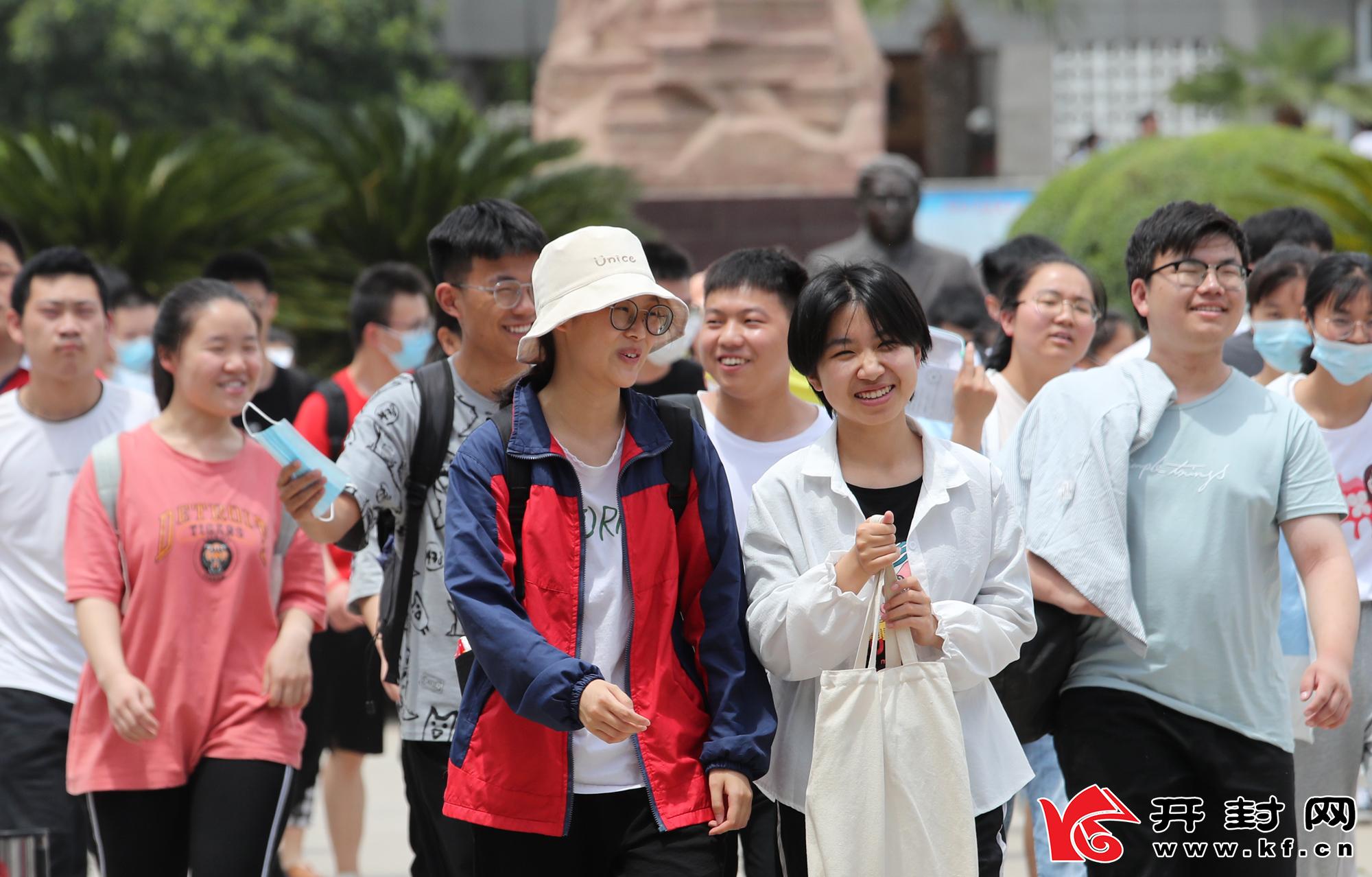 6月7日,高考第一天上午考试结束,考生们轻松自信走出考场.