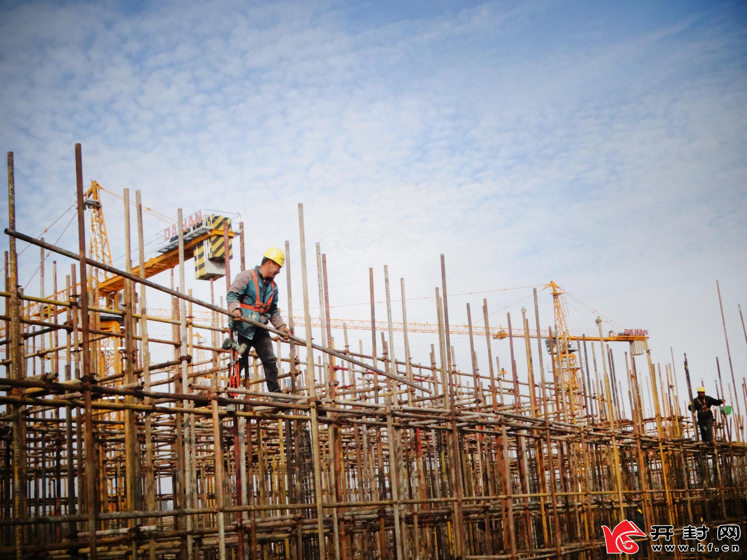 12月7日,龙亭北路西段一建筑工程工地工人冒着严寒进行高空作业,为