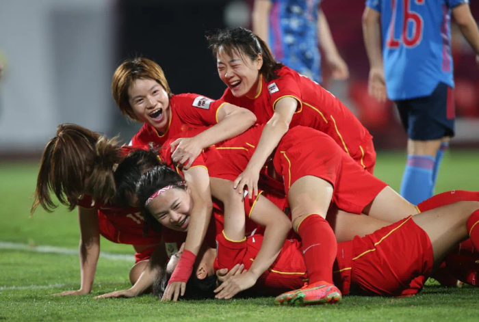 点球淘汰日本晋级决赛不屈女足是榜样
