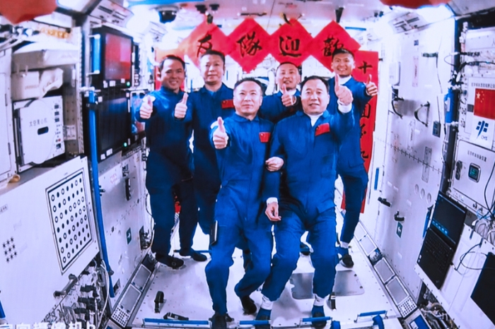2023年5月30日，在北京航天飞行控制中心拍摄的神舟十五号航天员乘组与神舟十六号航天员乘组拍下“全家福”的画面。