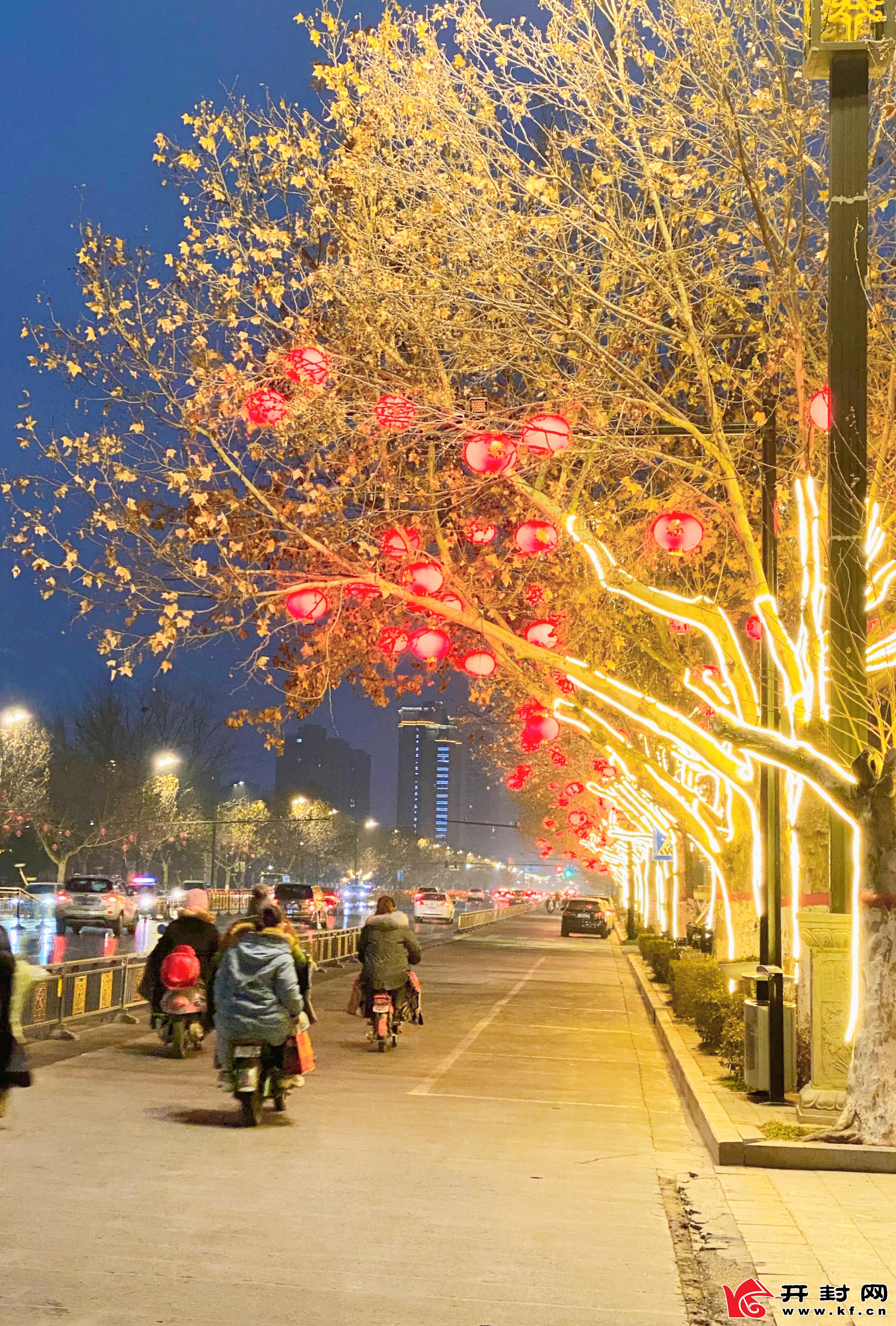 1月26日晚,古城街頭多處街道點亮新春亮化燈光.