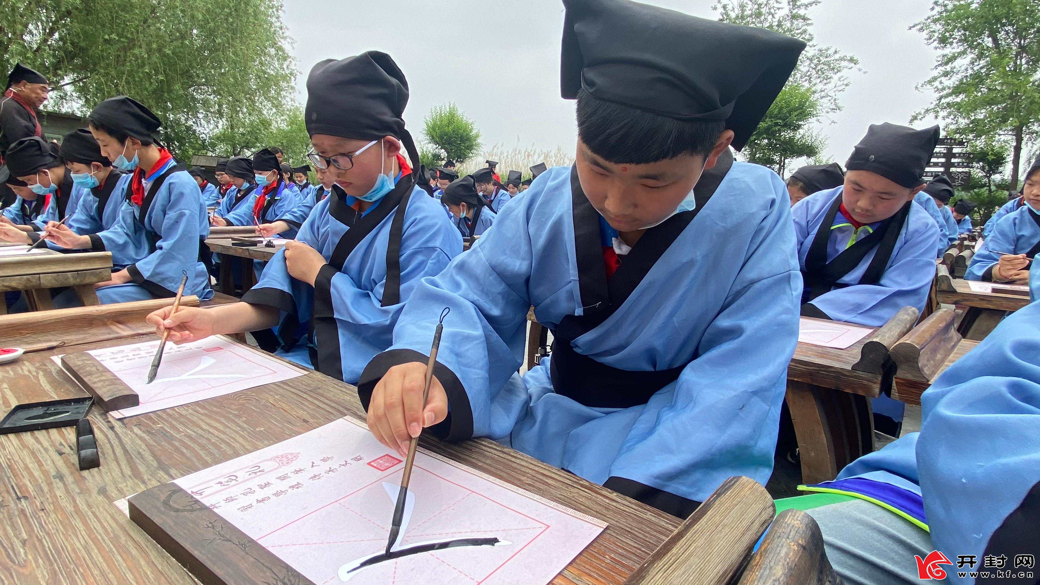 读万卷书，行万里路。入夏以来，开封各景区迎来研学游的热潮，各地学子来到古城开封进行研学游。全媒体记者 袁洋 摄