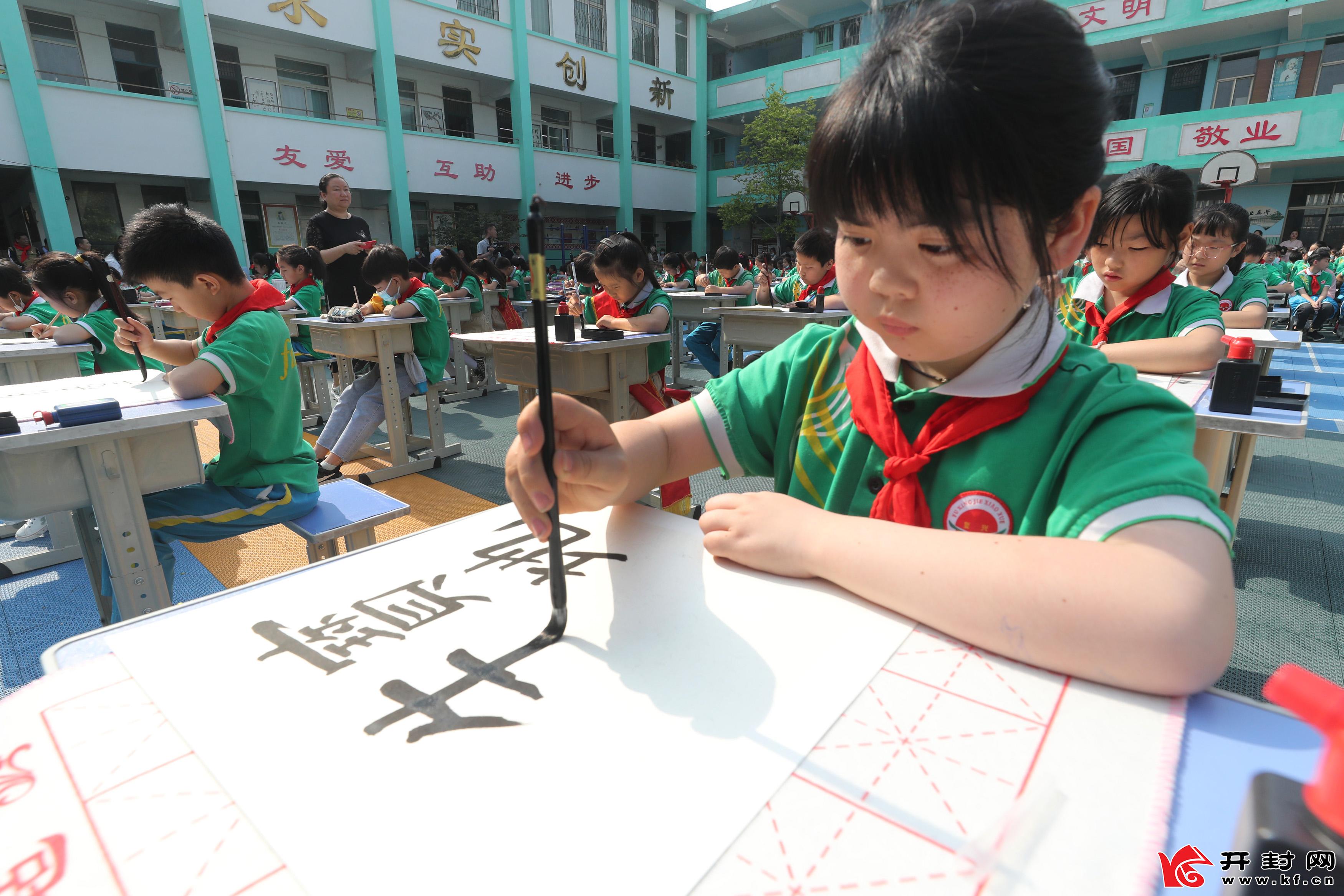 5月21日，开封市复兴街小学学生参加书画比赛。当日，该校举办“童心永向党，共绘新时代”书画比赛，庆祝建党100周年。  全媒体记者 李俊生 摄