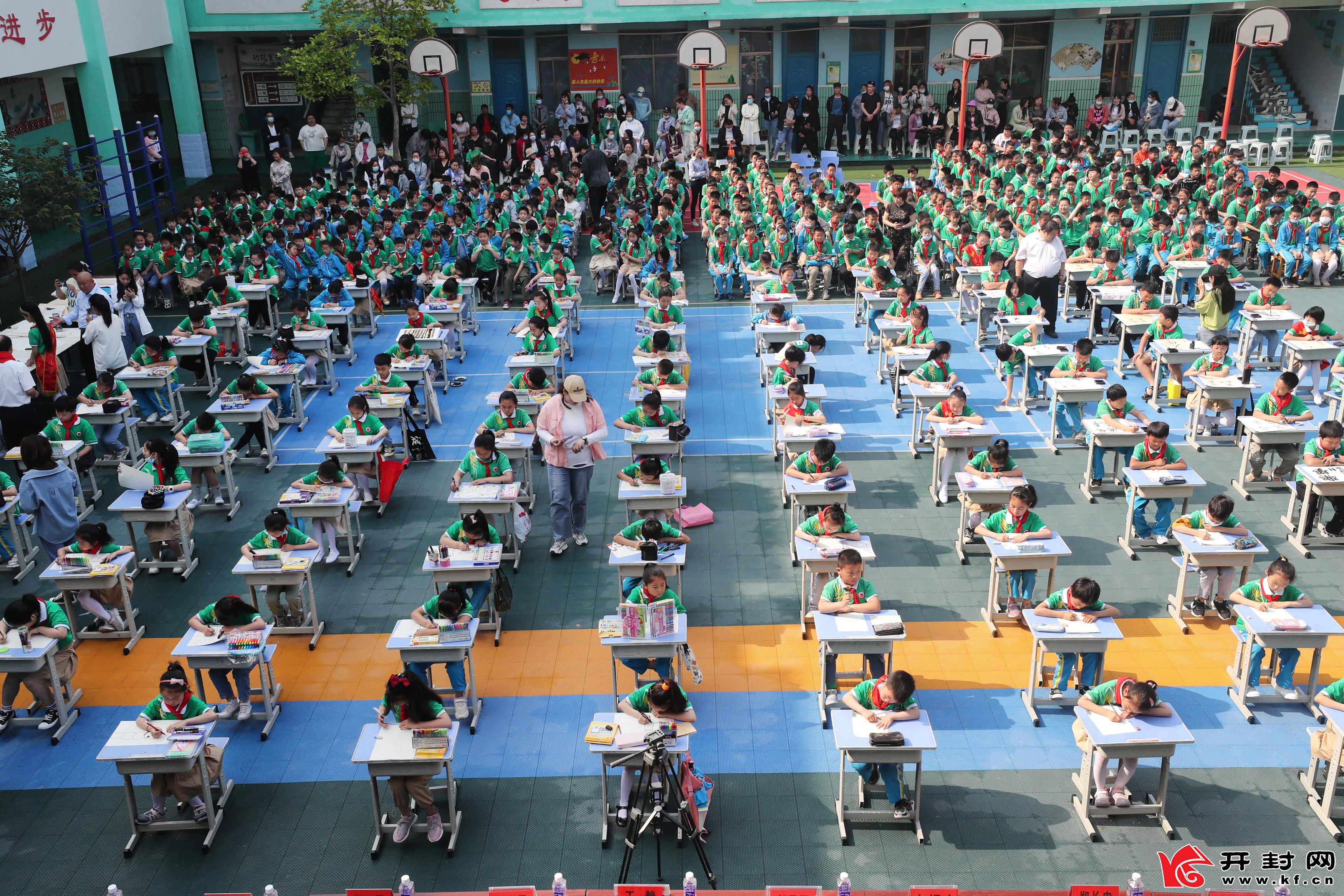 5月21日，开封市复兴街小学学生参加书画比赛。当日，该校举办“童心永向党，共绘新时代”书画比赛，庆祝建党100周年。  全媒体记者 李俊生 摄