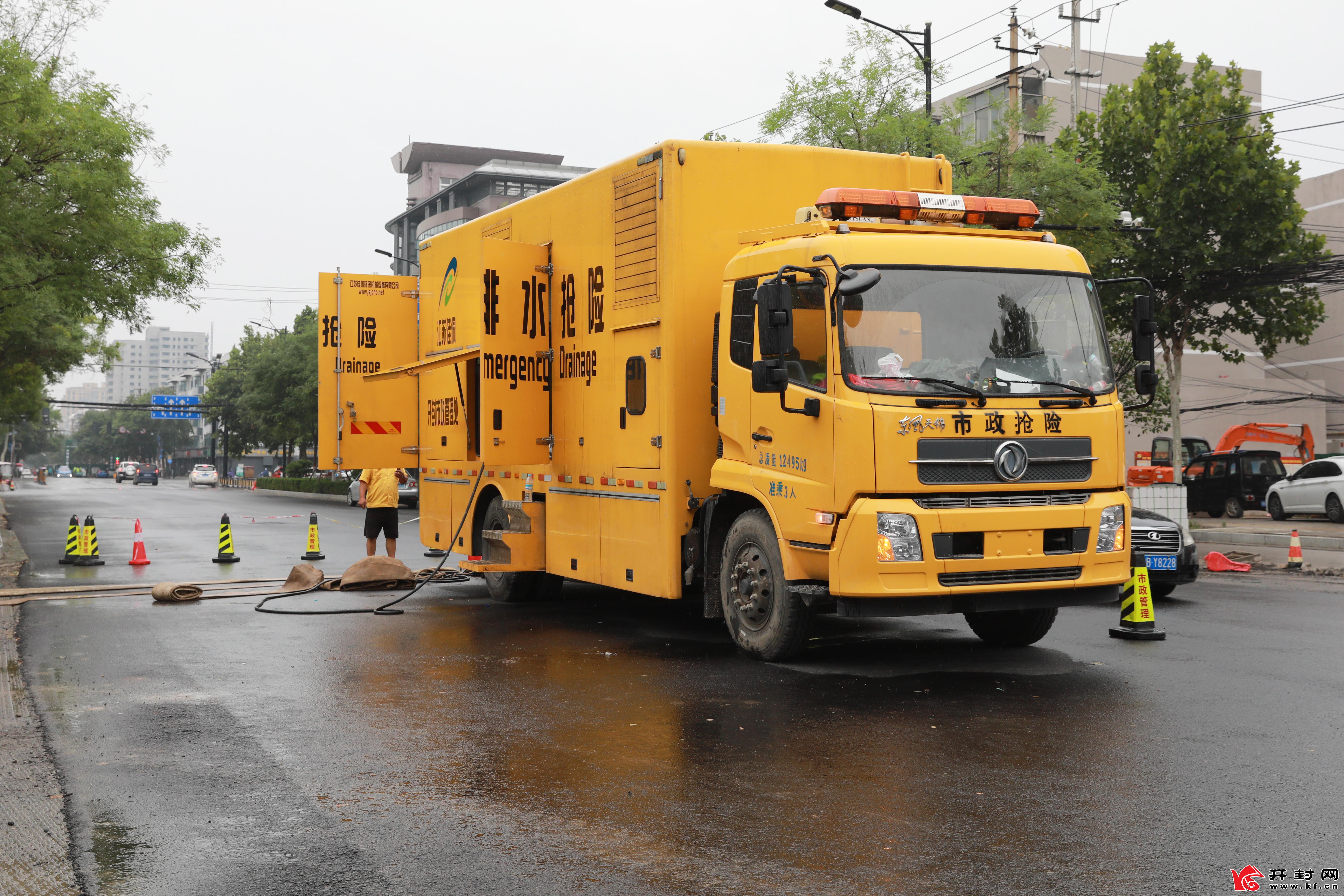 8月22日,市政管理處排水搶險車輛在西環路易積水點駐紮,市政管理人員