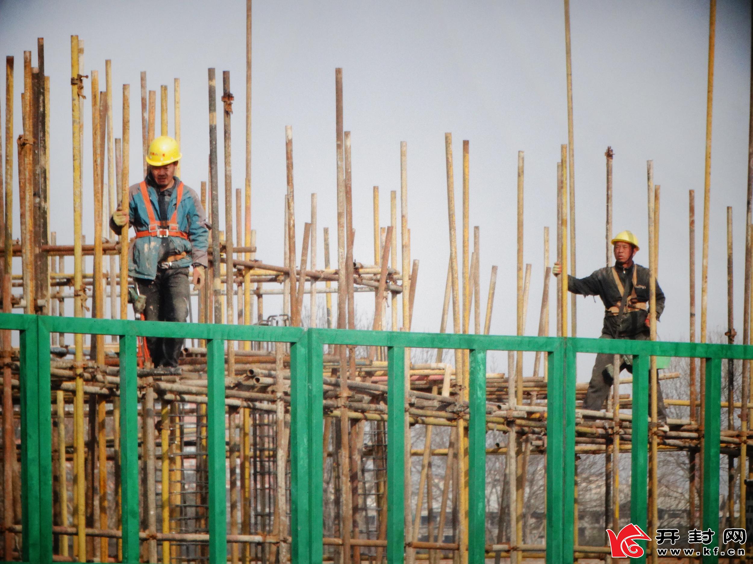 12月7日,龍亭北路西段一建築工程工地工人冒著嚴寒進行高空作業,為