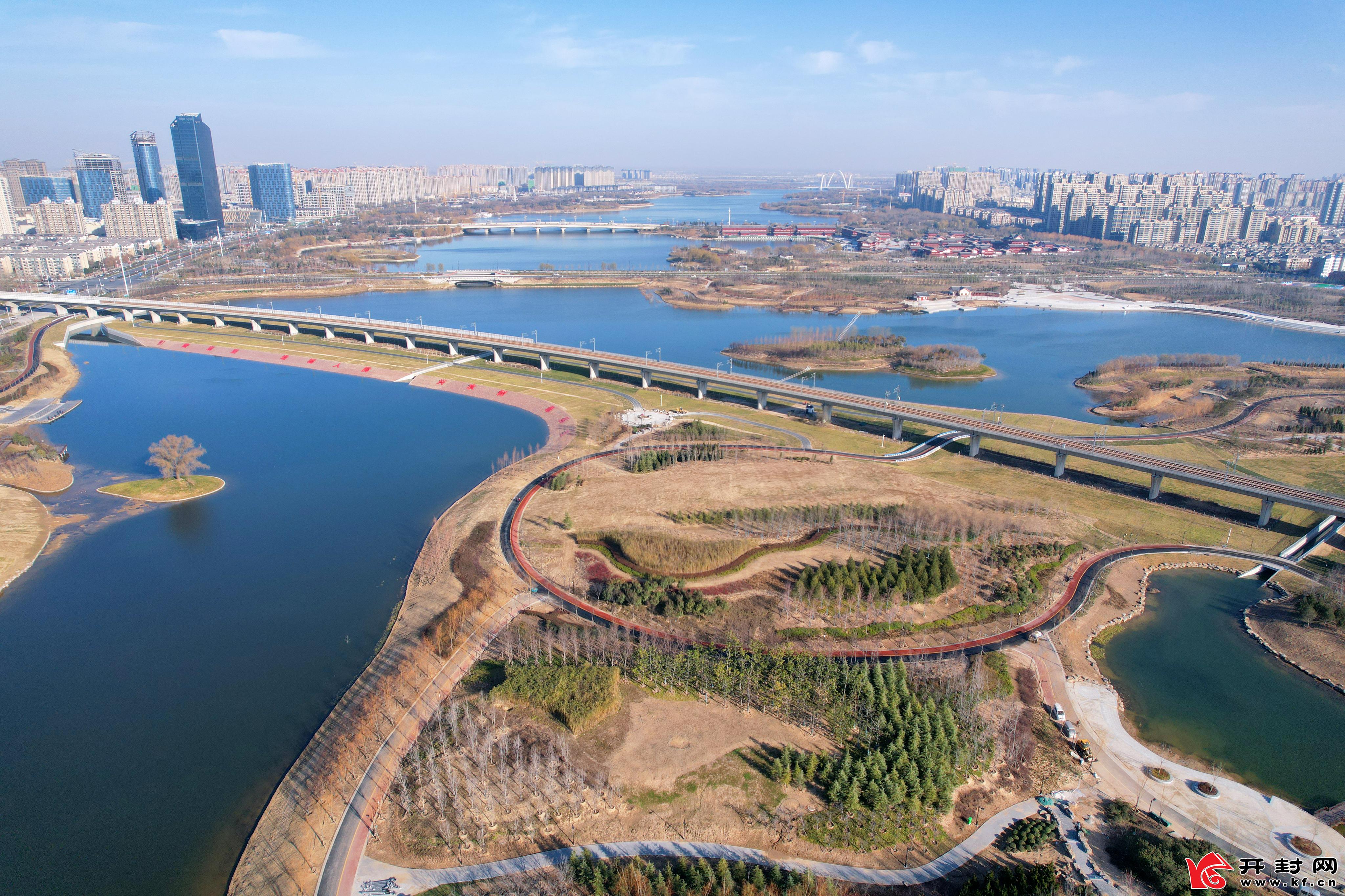 冬日里，马家河综合治理工程工地水波荡漾，沿途风景美不胜收，漫步其间更是令人陶醉。 全媒体记者 姜菡 摄12月20日