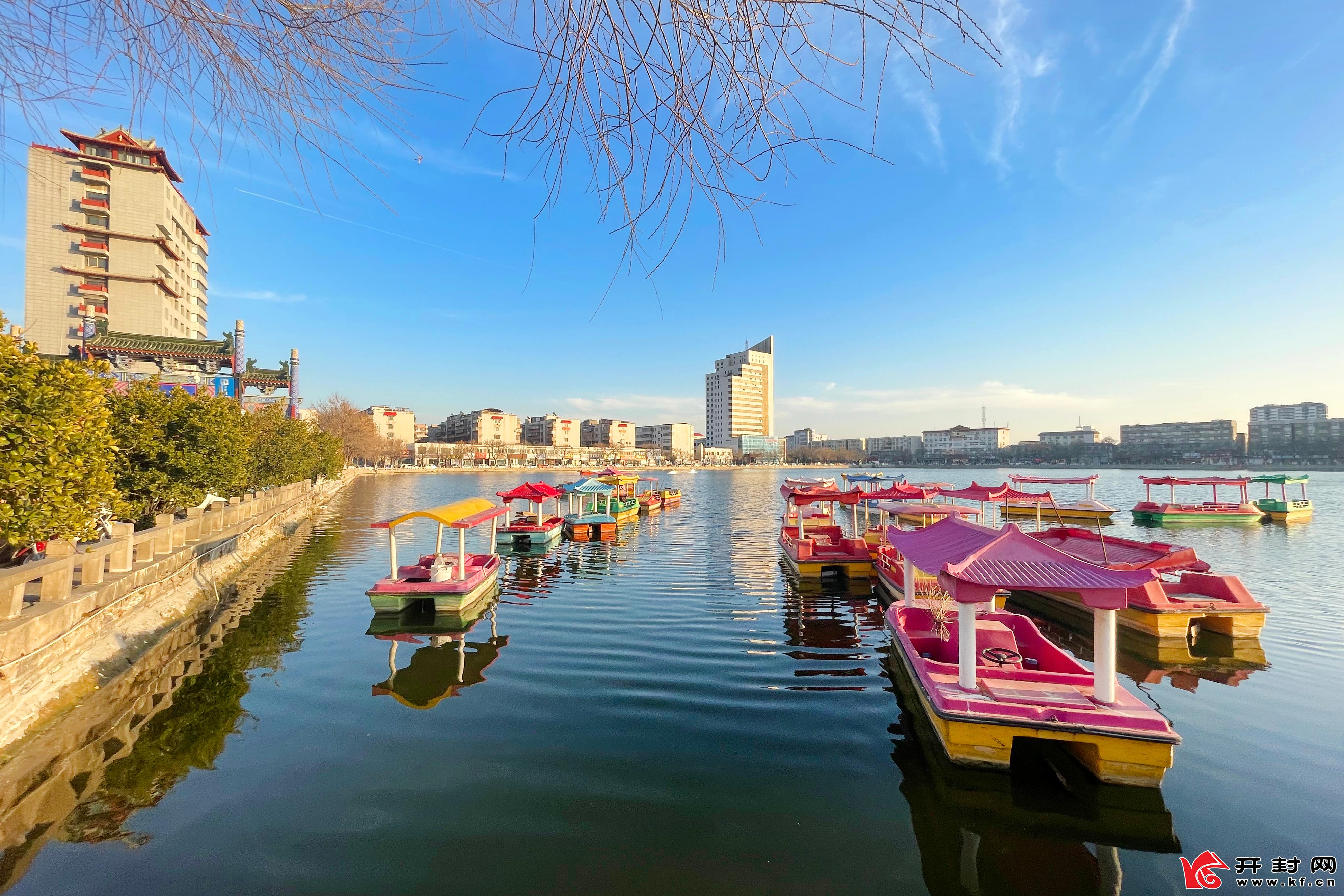 12月27日，包公湖倒映着蓝天，游船色彩缤纷，景色美不胜收。   全媒体记者 姜菡 摄