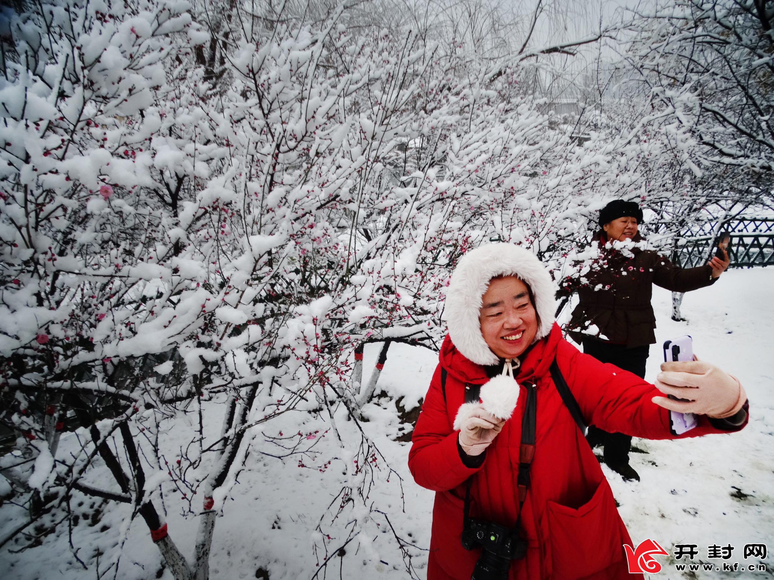 一场瑞雪过后，古城开封市到处银装素裹，景色格外美丽迷人，许多视频拍照留下最美瞬间。全媒体记者 李俊生 摄