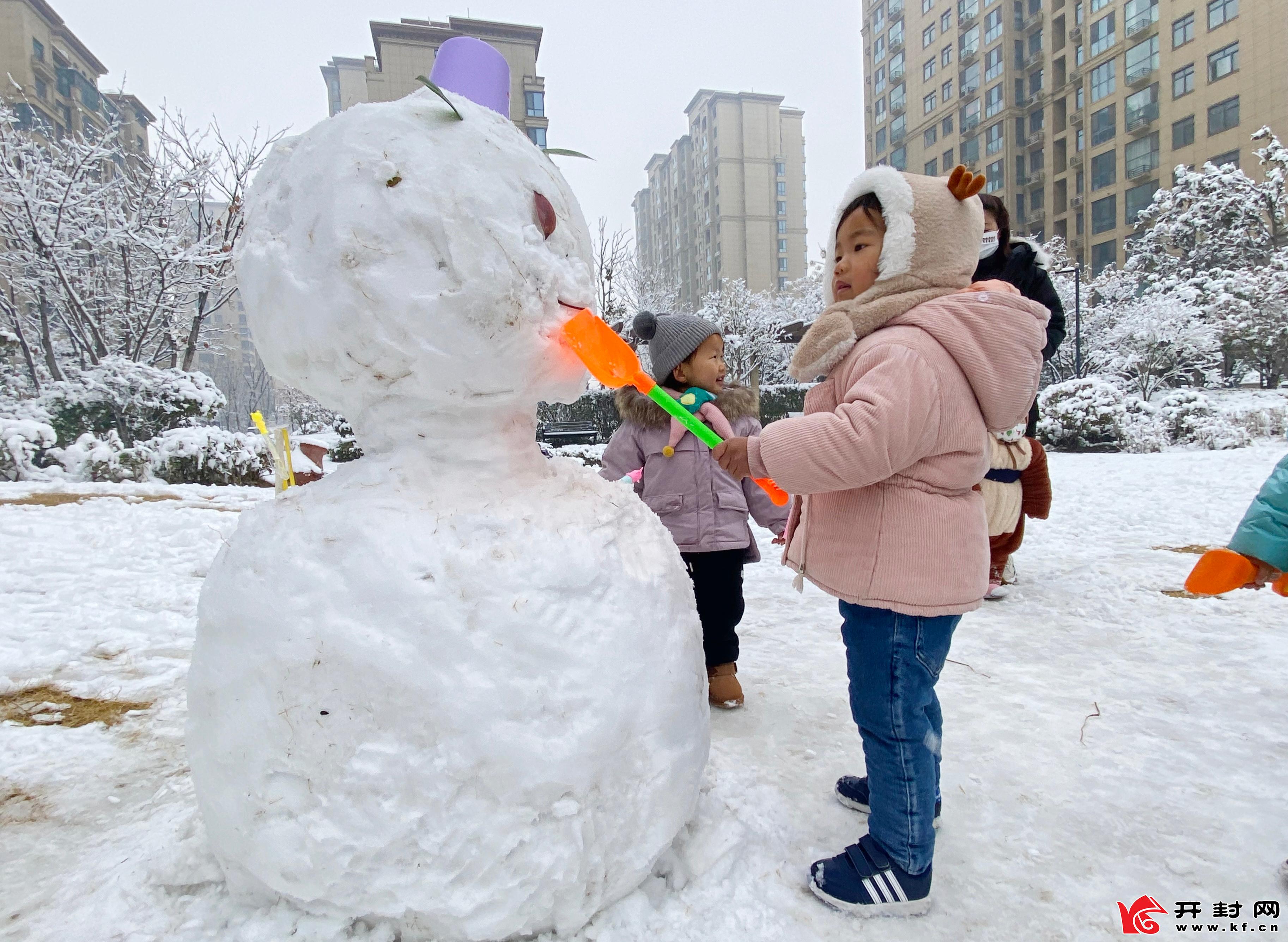  一场大雪过后，小区广场成了孩子们的乐园。全媒体记者 袁洋 1月5日摄 