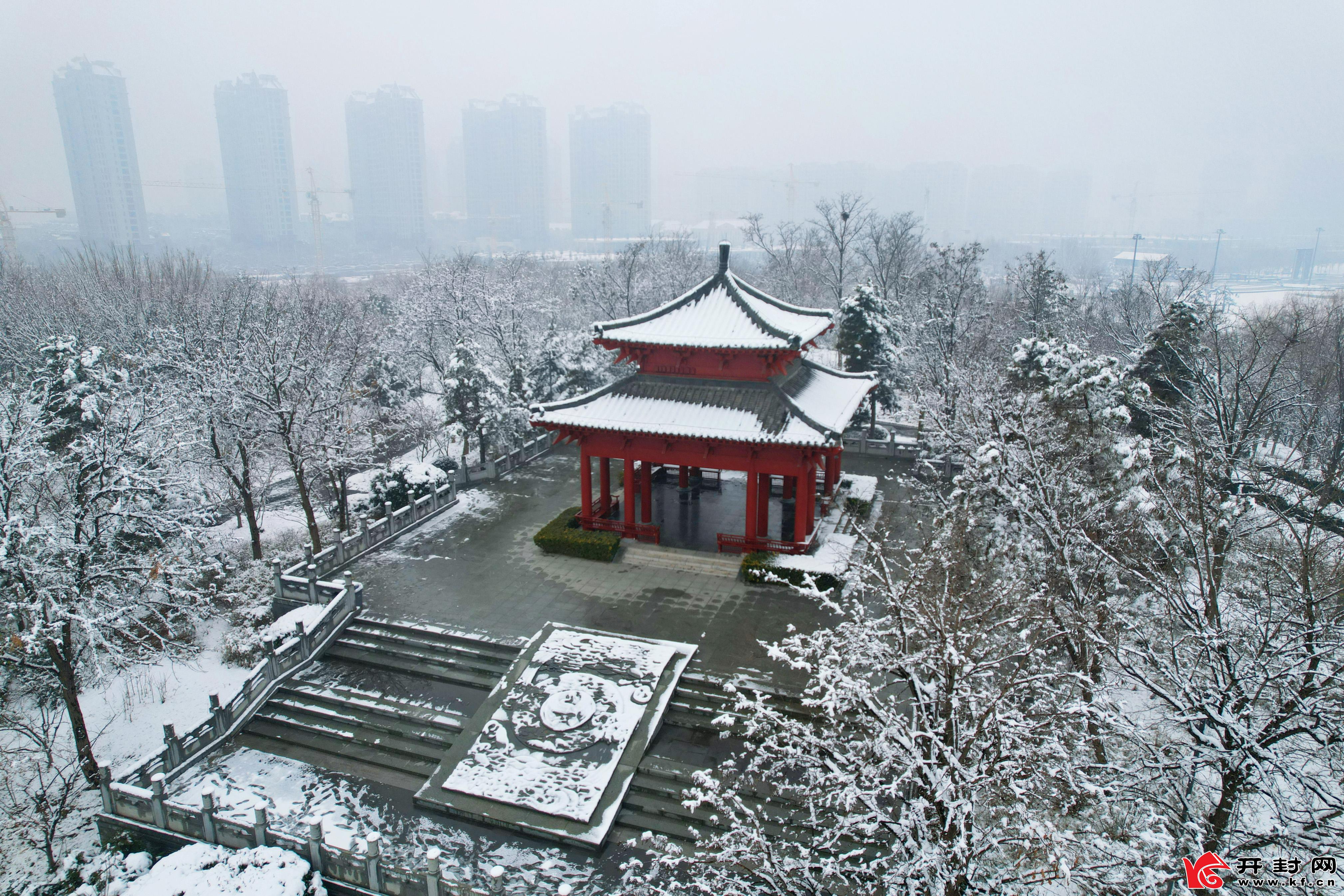 2022年的第一场雪悄然而至 ，1月5日，无人机从上空俯瞰，黑岗口水库白雪皑皑，银装素裹。全媒体记者 姜菡 摄