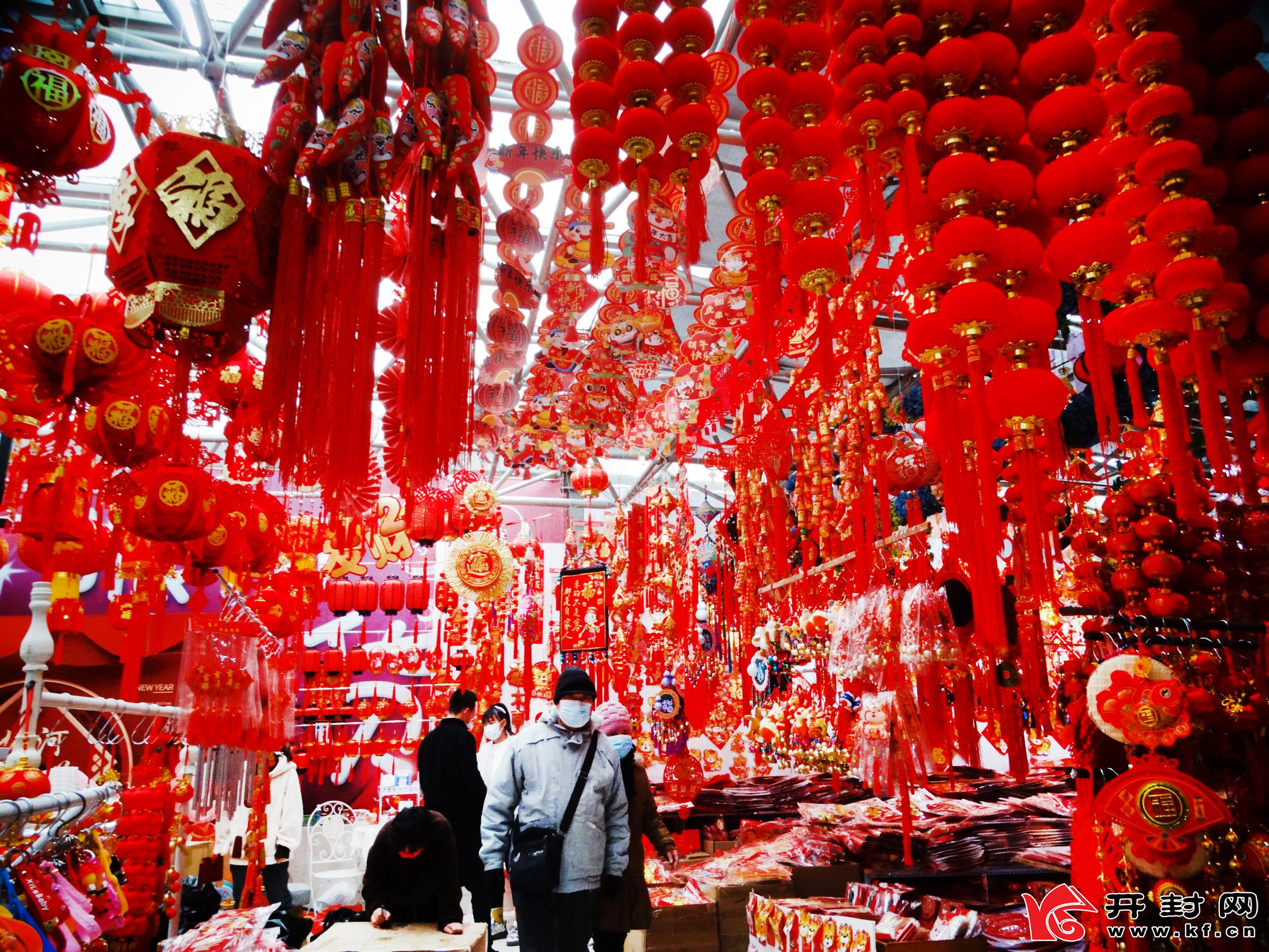 随着春节的临近，开封年画批发市场新春饰品热销，人们纷纷选购春联、灯笼等装扮家居，欢欢喜喜过大年。全媒体记者 李俊生 1月9日摄