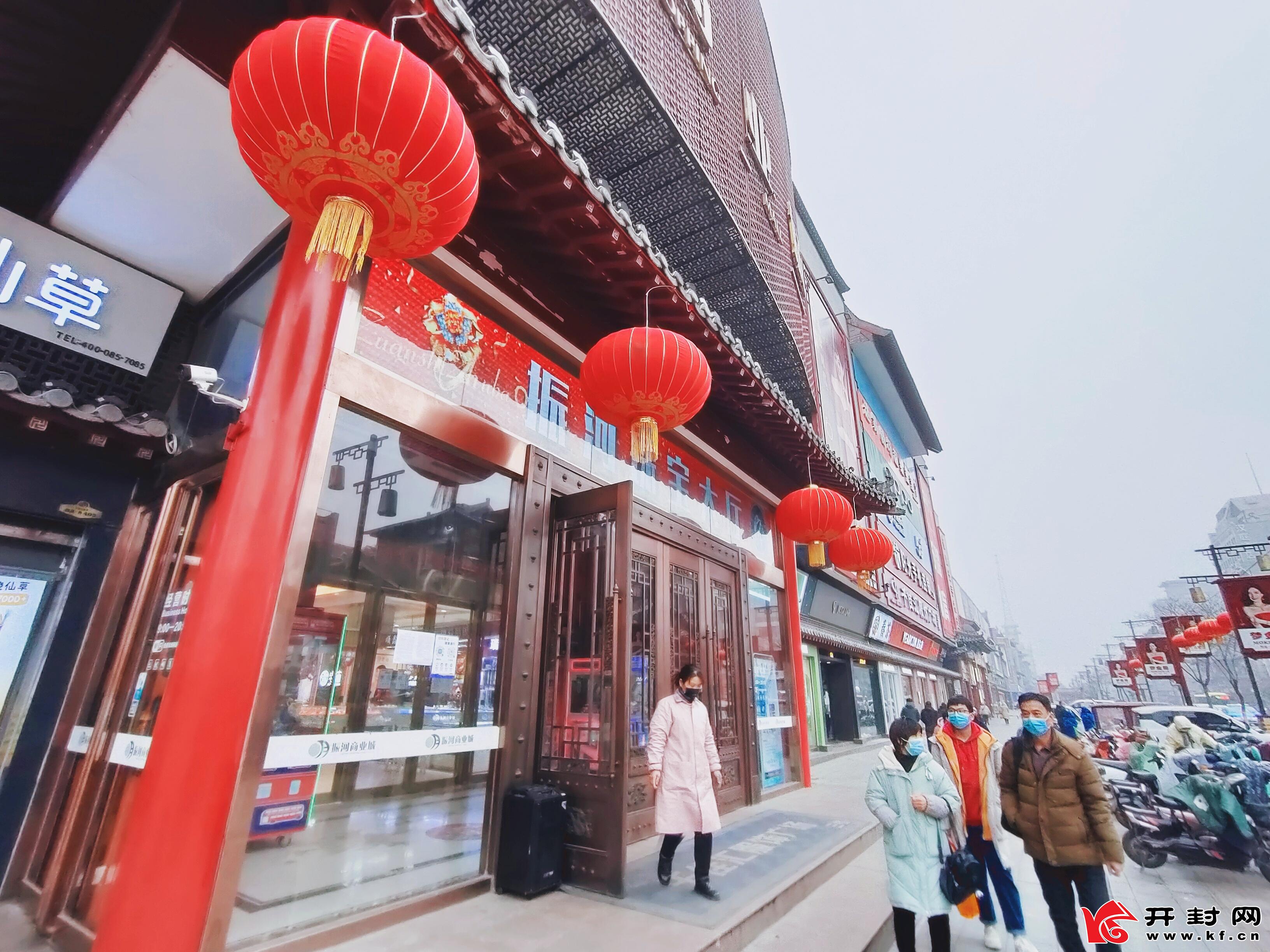 随着春节临近，我市大街小巷处处是红色元素，年味十足。       全媒体见习记者李浩1月12日摄