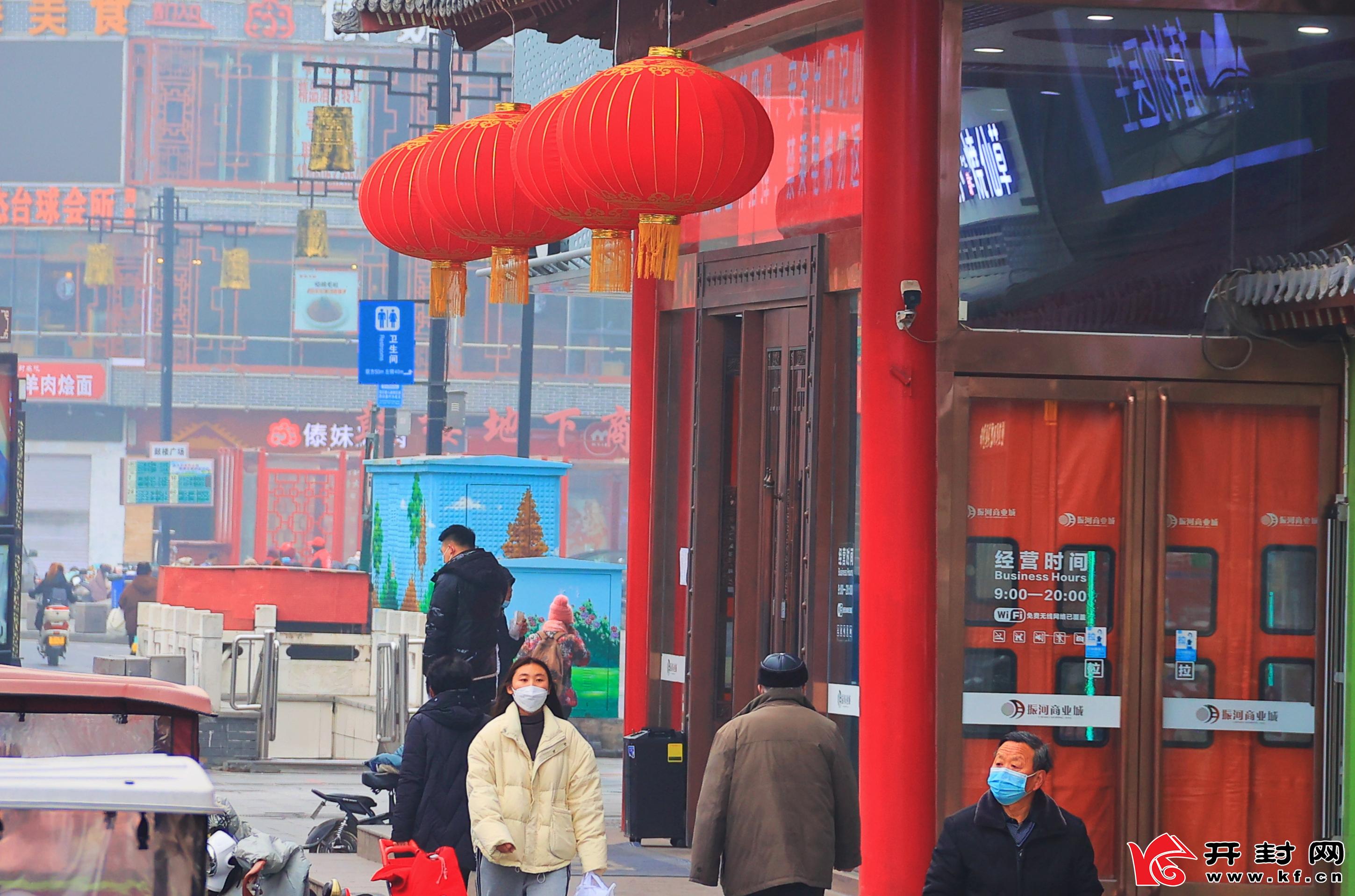 随着春节临近，我市大街小巷处处是红色元素，年味十足。       全媒体见习记者李浩1月12日摄