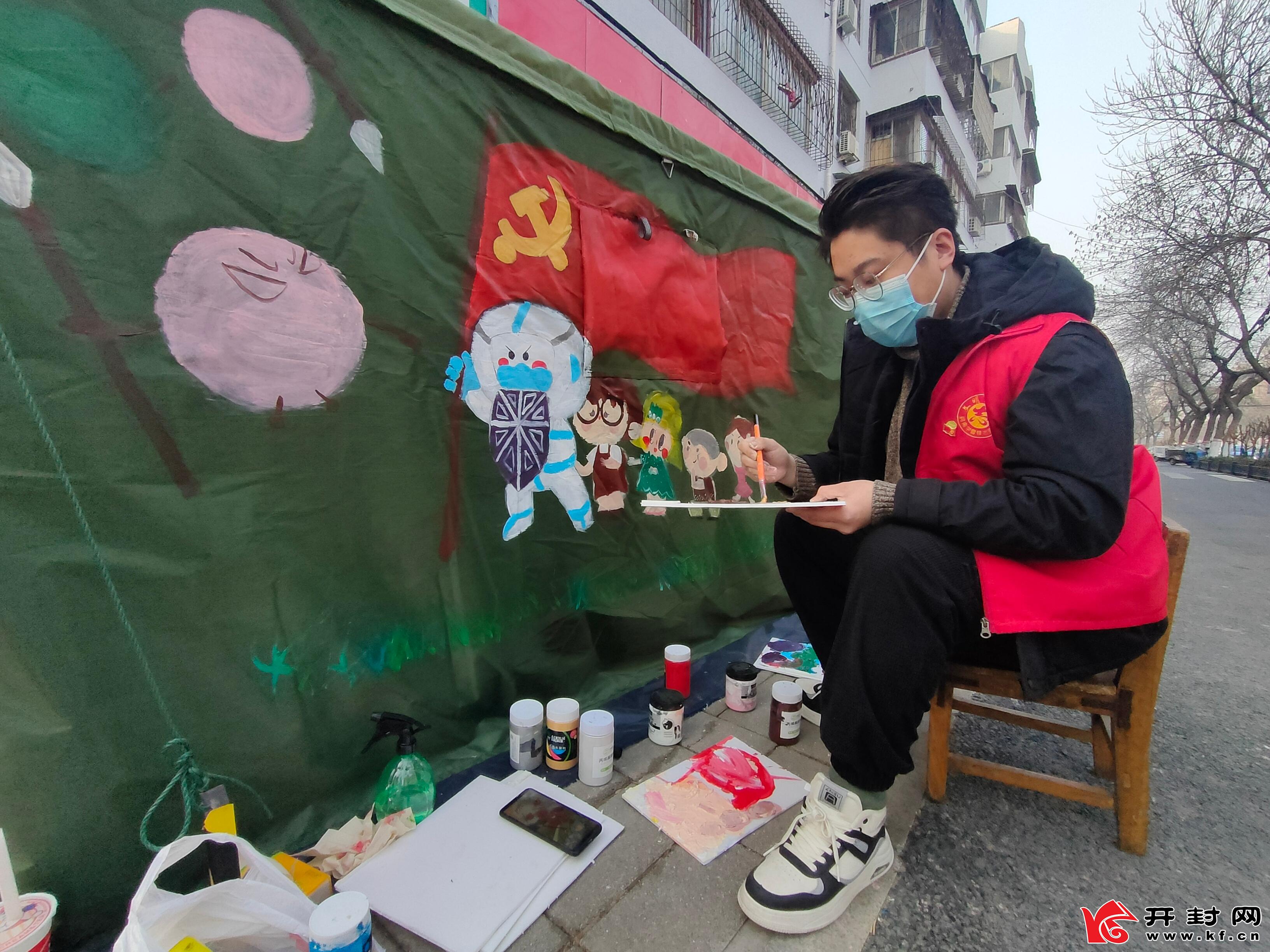 为了提高市民对疫情防控工作的认识，金耀街道祥和社区邀请美术教师姜润鑫为疫情防控卡点绘画防疫主题宣传画，号召市民科学防护，文明出行。全媒体见习记者 李浩 摄