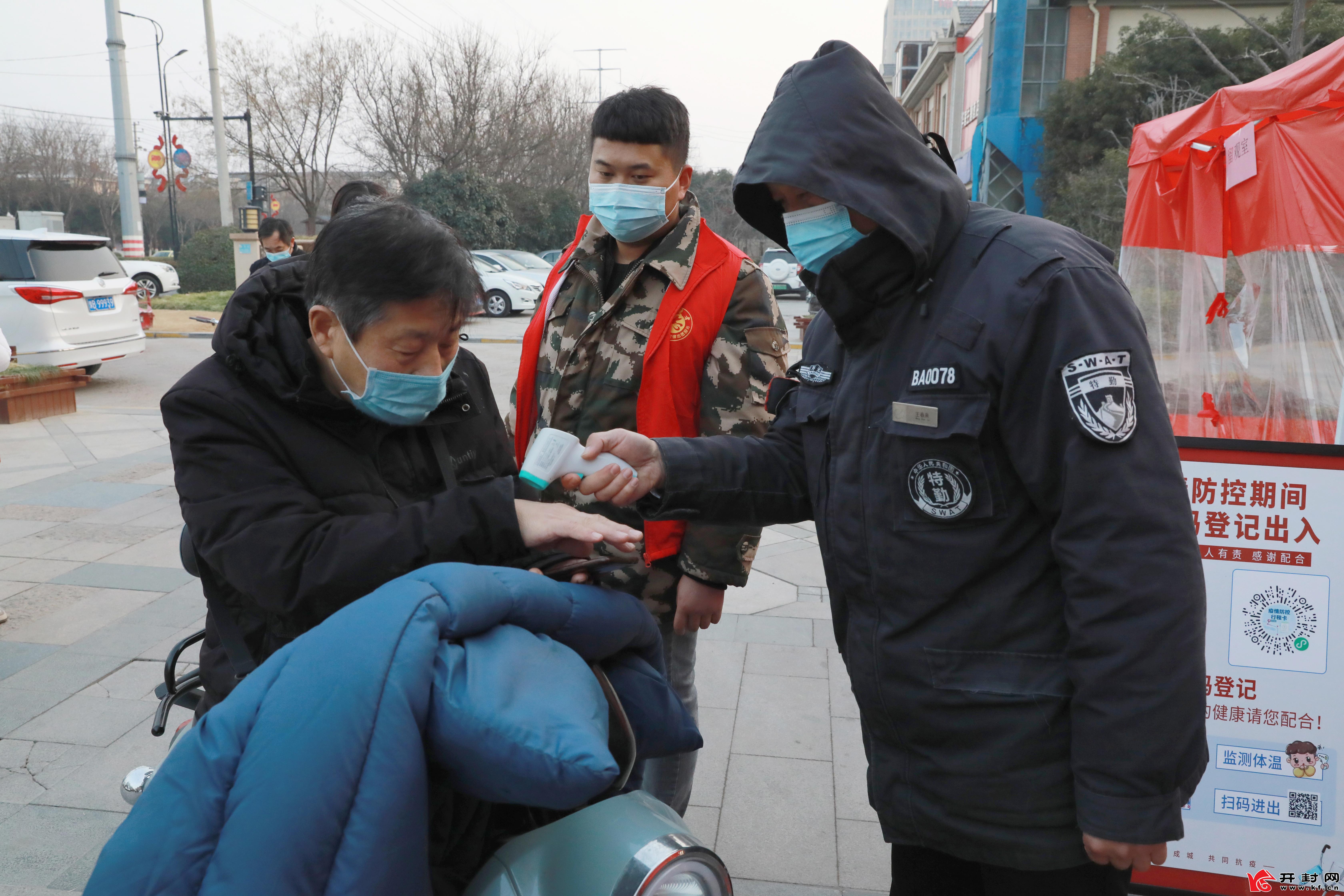 1月17日，在社区健康服务点，工作人员为居民进行体温测量、“双码”查验，用实际行动织密织牢疫情防控安全网。全媒体记者 姜菡 摄