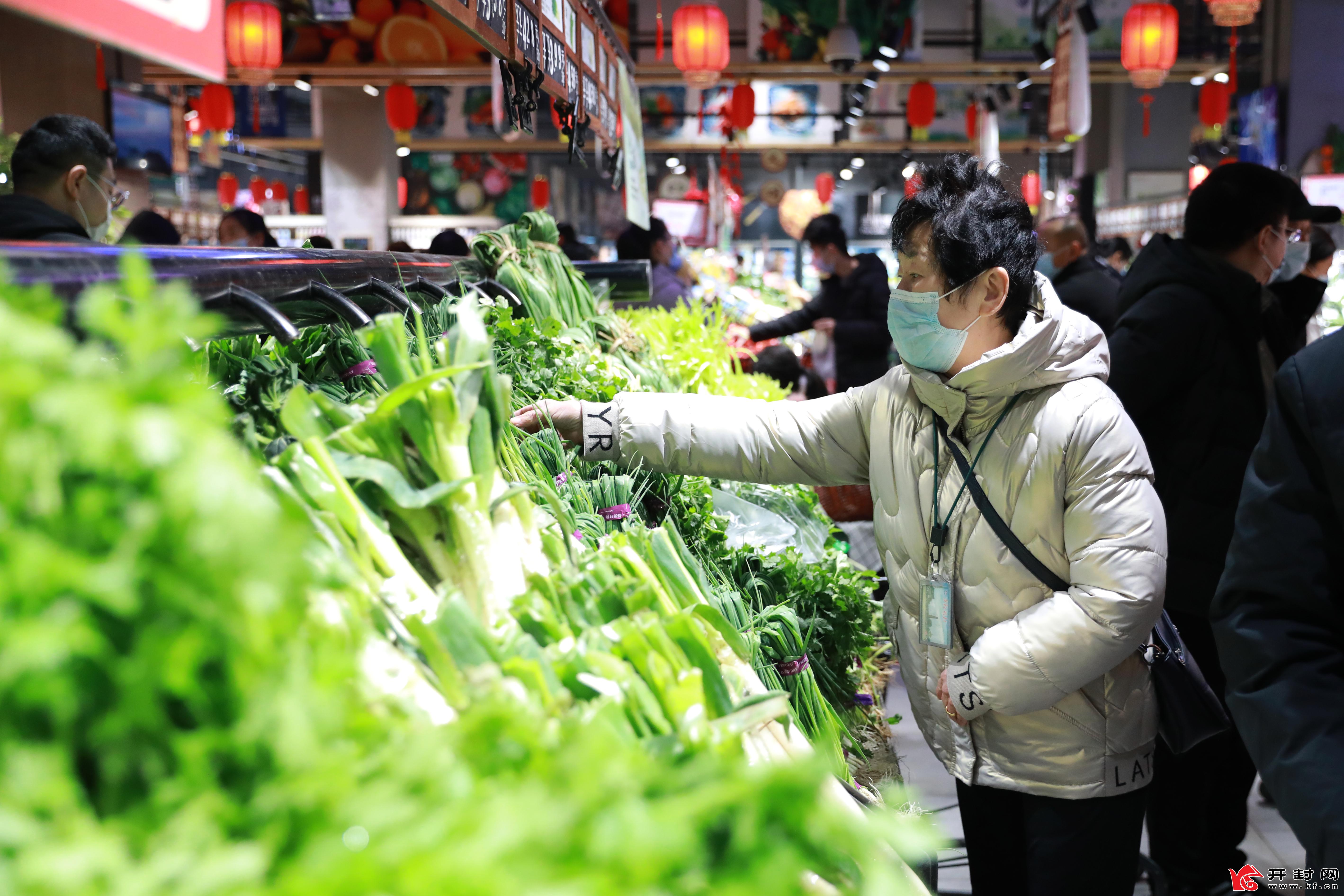 1月19日，记者在城乡一体化示范区某超市看到，货架上各类蔬菜、水果一应俱全，市民佩戴口罩放心选购。全媒体记者 姜菡 摄