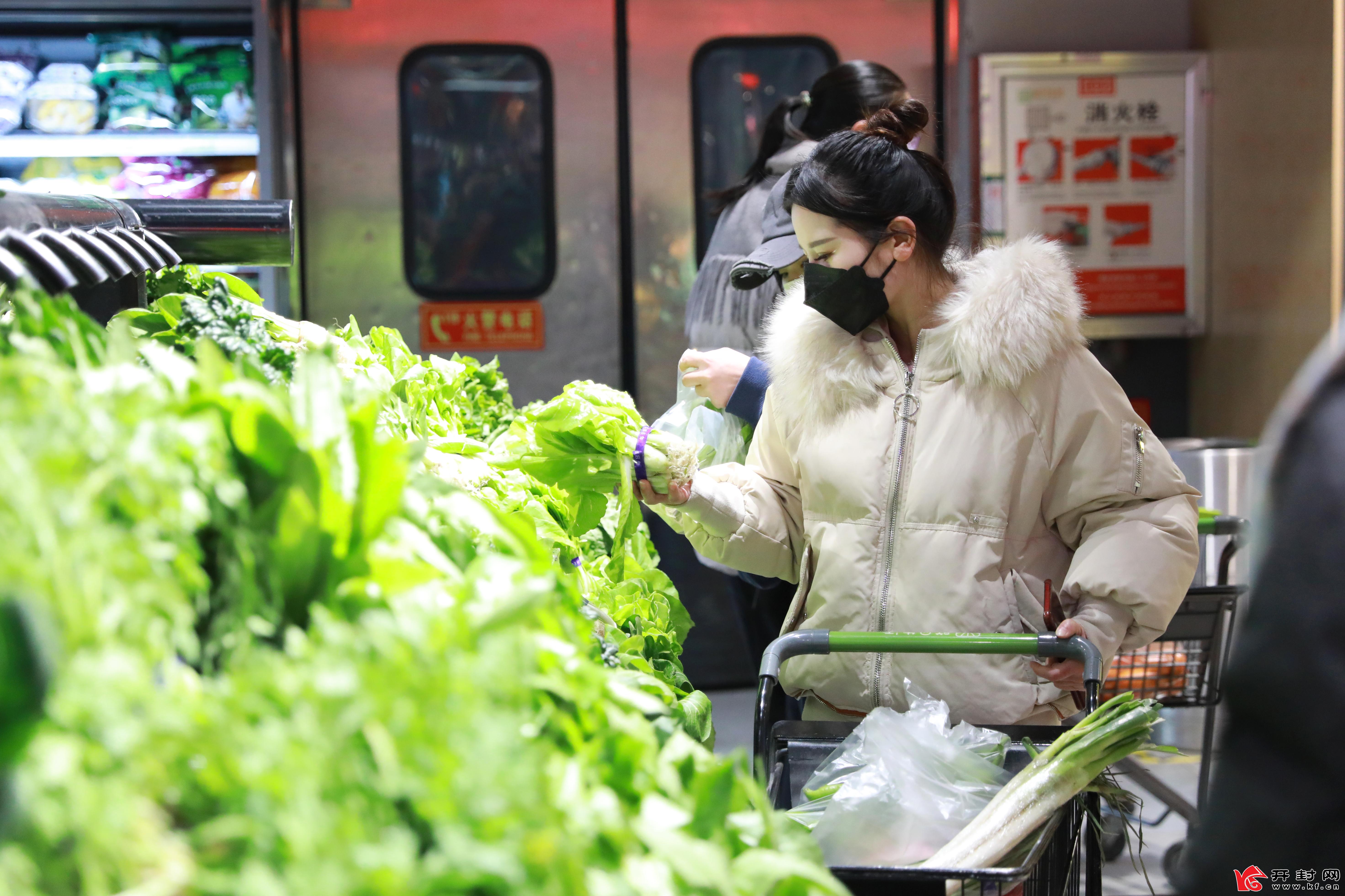 1月19日，记者在城乡一体化示范区某超市看到，货架上各类蔬菜、水果一应俱全，市民佩戴口罩放心选购。全媒体记者 姜菡 摄