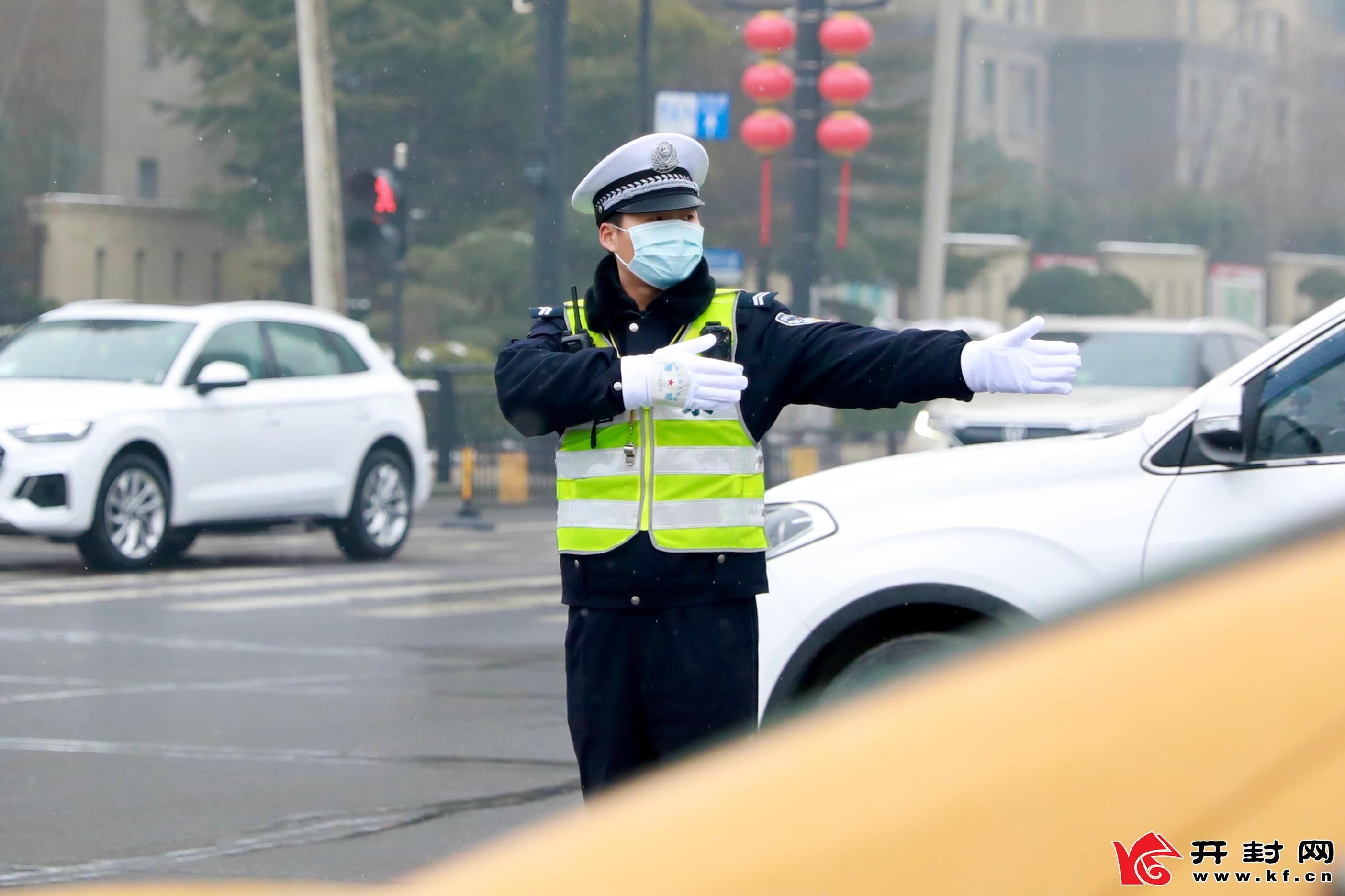 1月26日，开封再迎雨雪天气。为了确保道路安全畅通，保障广大群众平安出行，我市交警不畏严寒、顶风冒雪指挥交通，防止发生拥堵和事故。全媒体记者 姜菡 摄