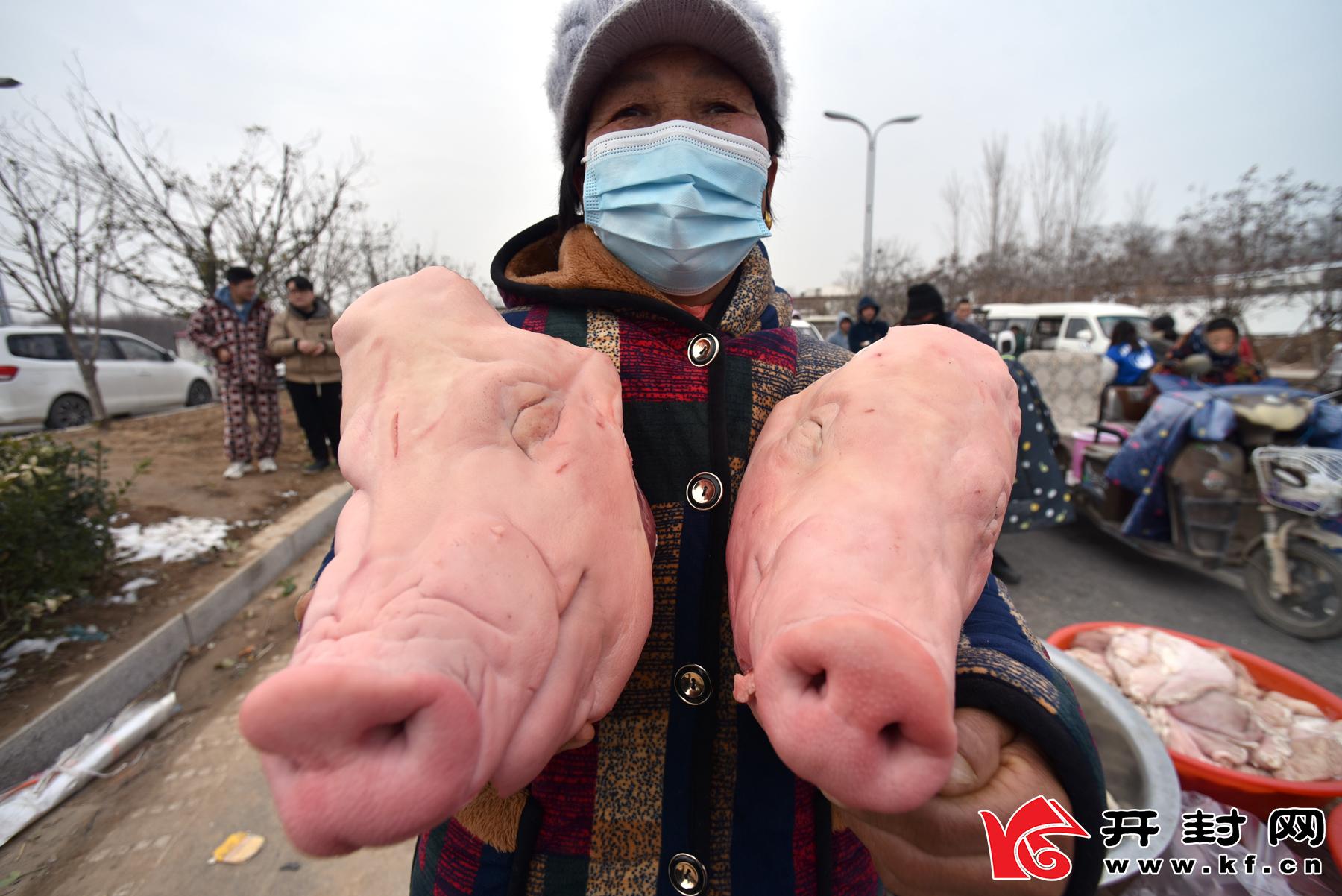 2月27日在水稻乡马头村，许多群众在欢欢喜喜地逛集市。春节将至，开封许多集市陆续热闹起来，群众也在自觉疫情防控的意识下购置年货。全媒体记者 赵文建 摄