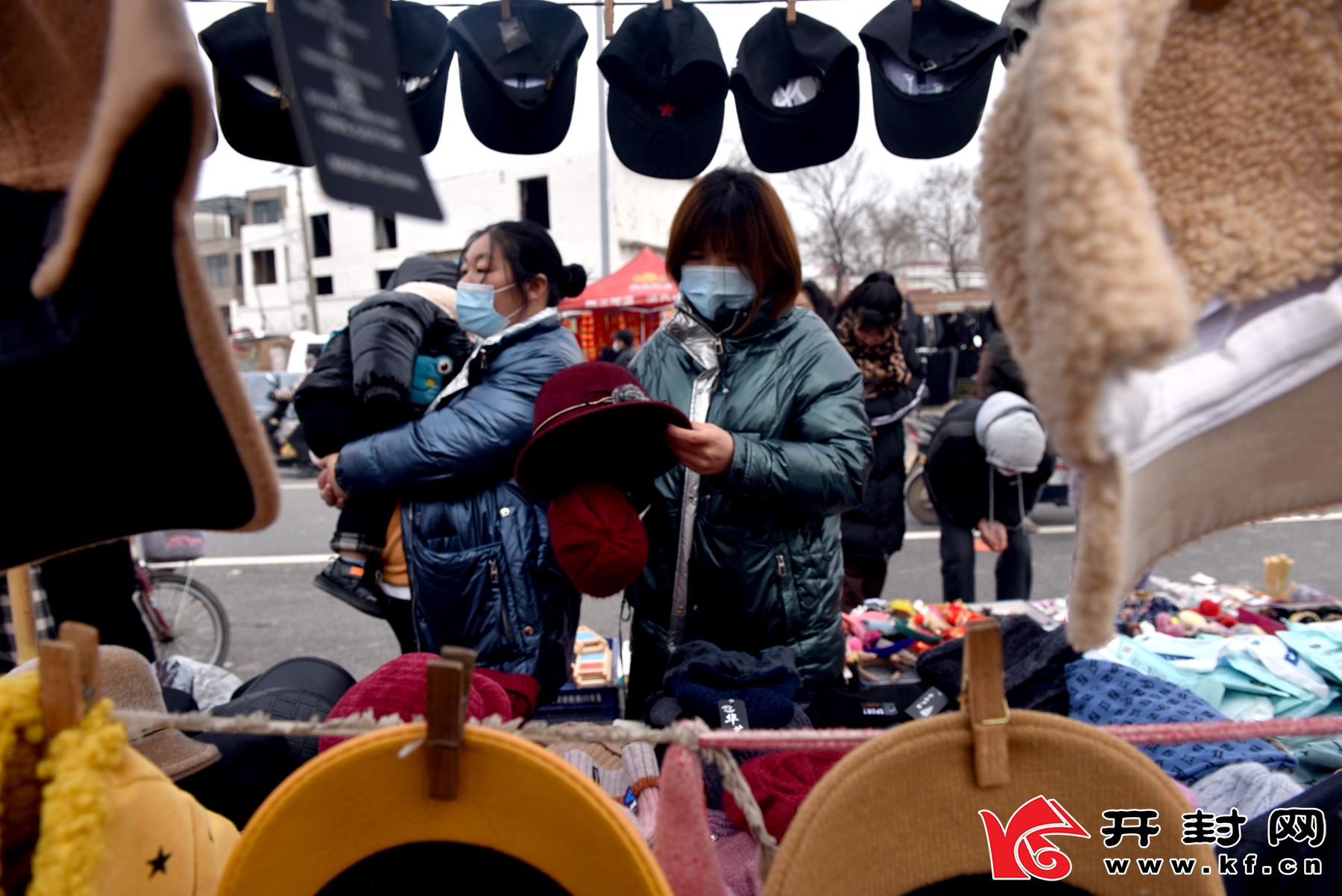 2月27日在水稻乡马头村，许多群众在欢欢喜喜地逛集市。春节将至，开封许多集市陆续热闹起来，群众也在自觉疫情防控的意识下购置年货。全媒体记者 赵文建 摄