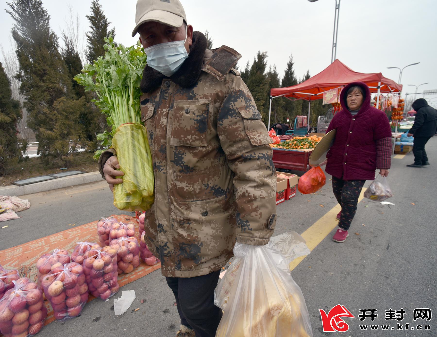 2月27日在水稻乡马头村，许多群众在欢欢喜喜地逛集市。春节将至，开封许多集市陆续热闹起来，群众也在自觉疫情防控的意识下购置年货。全媒体记者 赵文建 摄