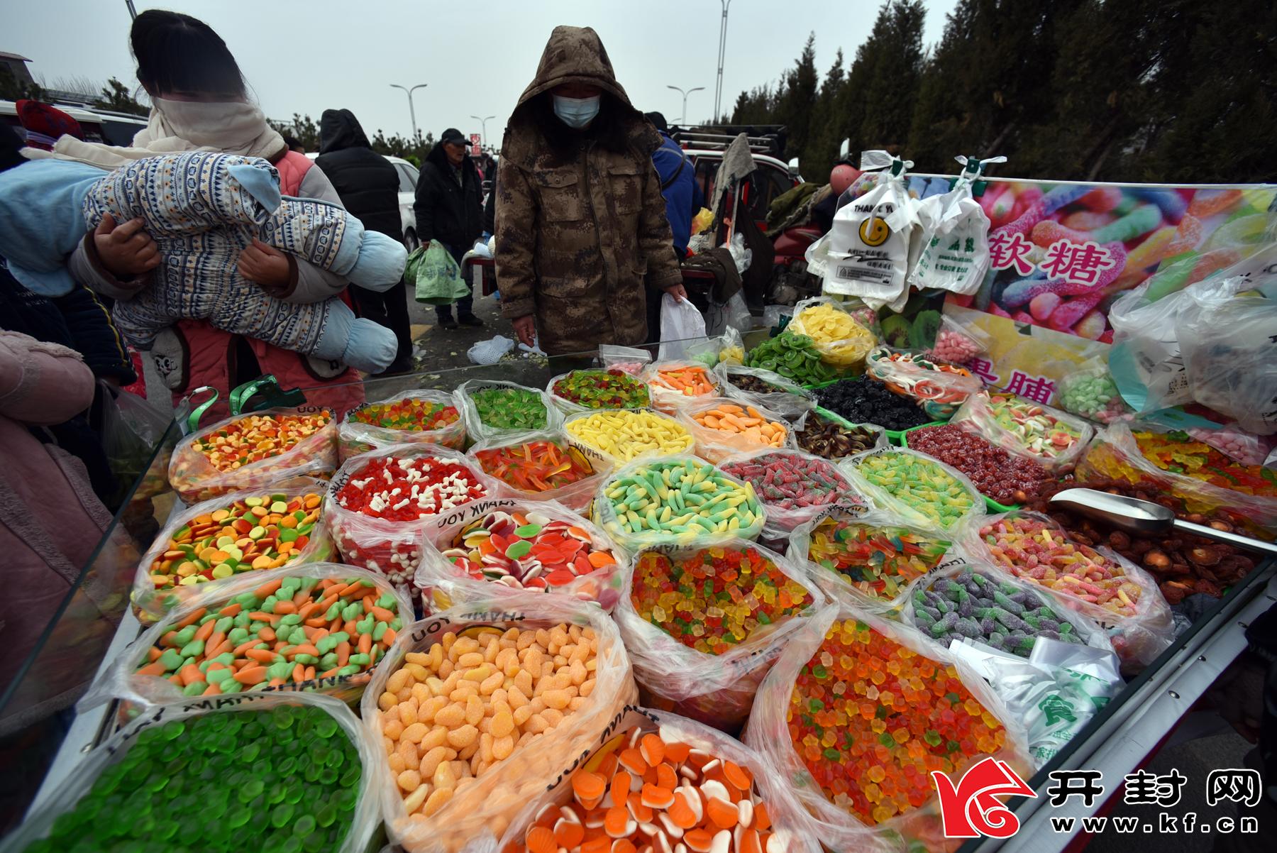 2月27日在水稻乡马头村，许多群众在欢欢喜喜地逛集市。春节将至，开封许多集市陆续热闹起来，群众也在自觉疫情防控的意识下购置年货。全媒体记者 赵文建 摄