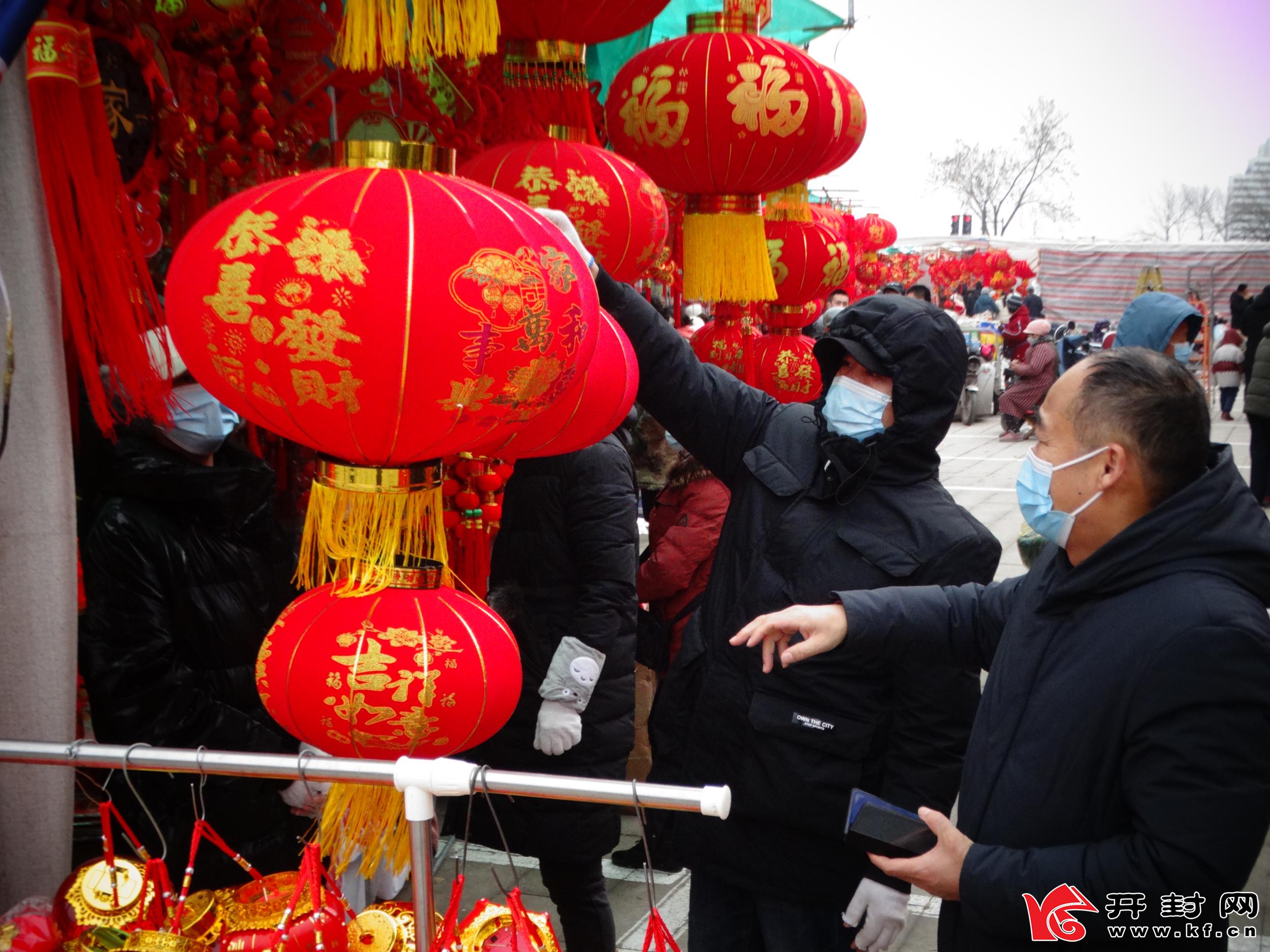 1月27日，市民在开封一年货市场选购新春饰品。春节将至，许多市民纷纷来到年货市场选购新春饰品，装扮家居，欢度新春佳节。全媒体记者 李俊生 摄