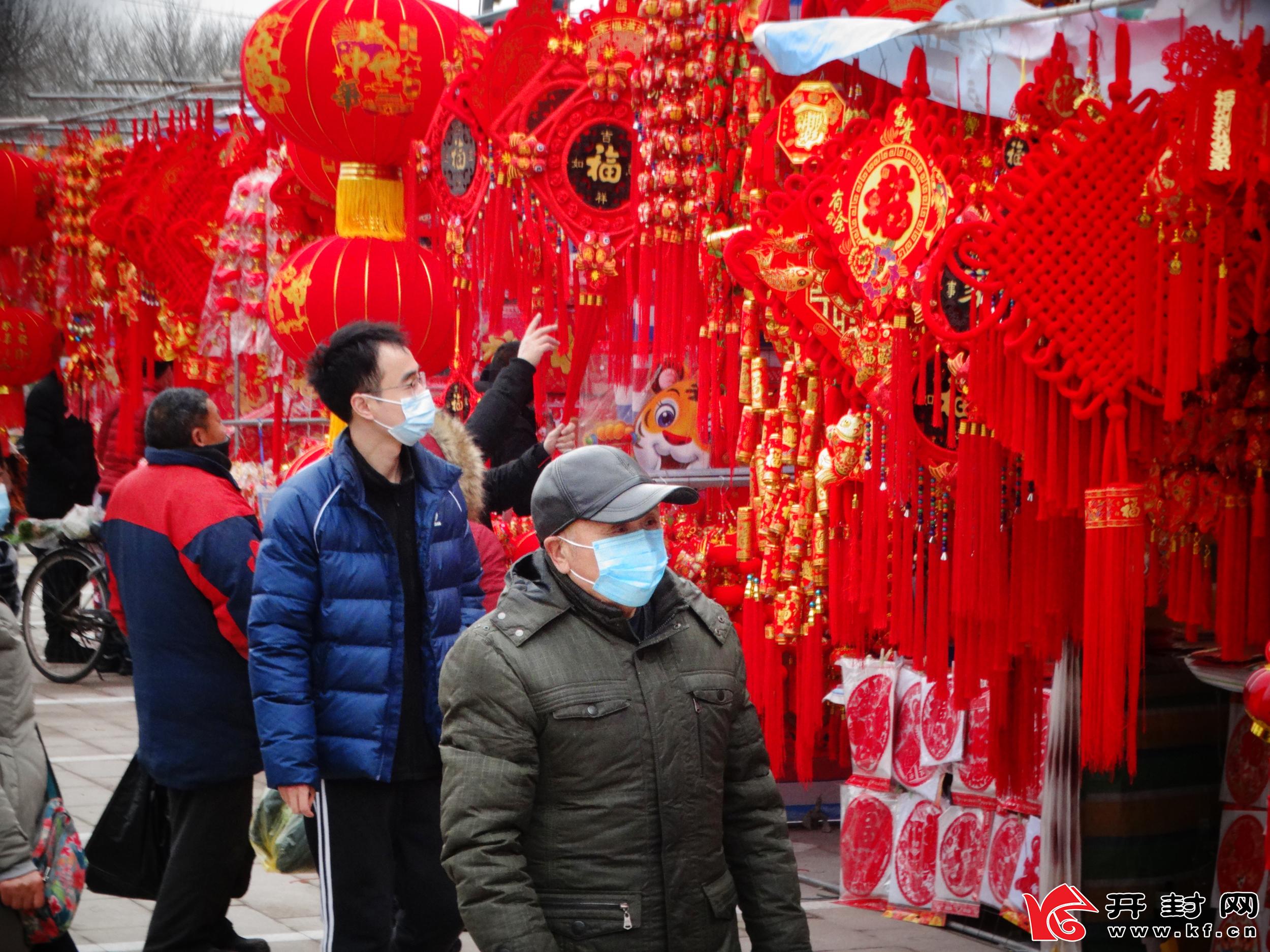 1月27日，市民在开封一年货市场选购新春饰品。春节将至，许多市民纷纷来到年货市场选购新春饰品，装扮家居，欢度新春佳节。全媒体记者 李俊生 摄