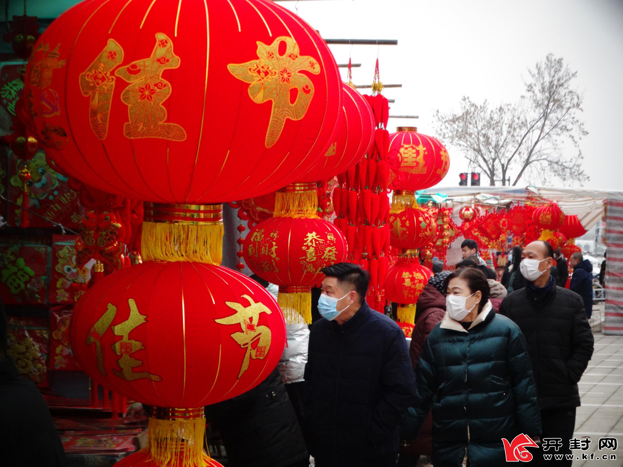 1月27日，市民在开封一年货市场选购新春饰品。春节将至，许多市民纷纷来到年货市场选购新春饰品，装扮家居，欢度新春佳节。全媒体记者 李俊生 摄