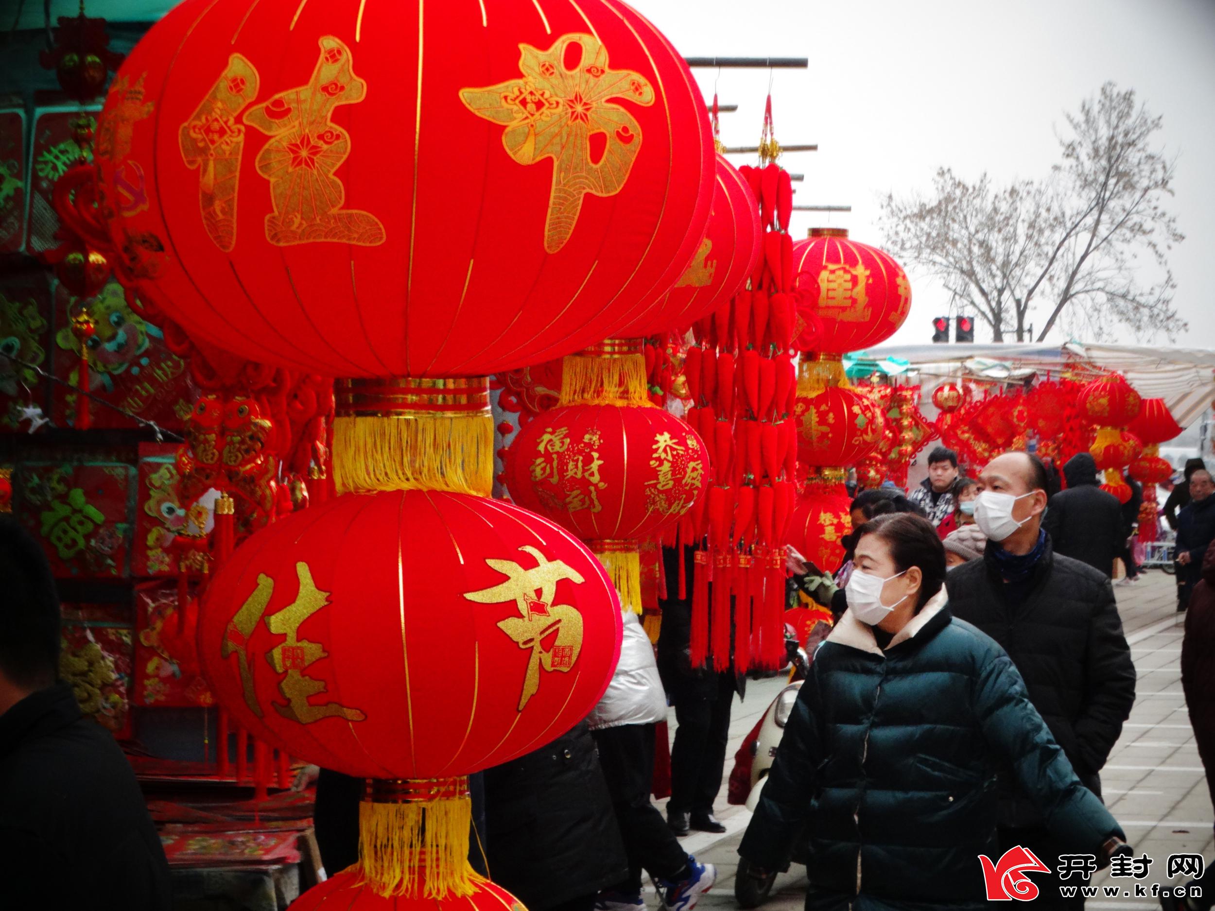 1月27日，市民在开封一年货市场选购新春饰品。春节将至，许多市民纷纷来到年货市场选购新春饰品，装扮家居，欢度新春佳节。全媒体记者 李俊生 摄