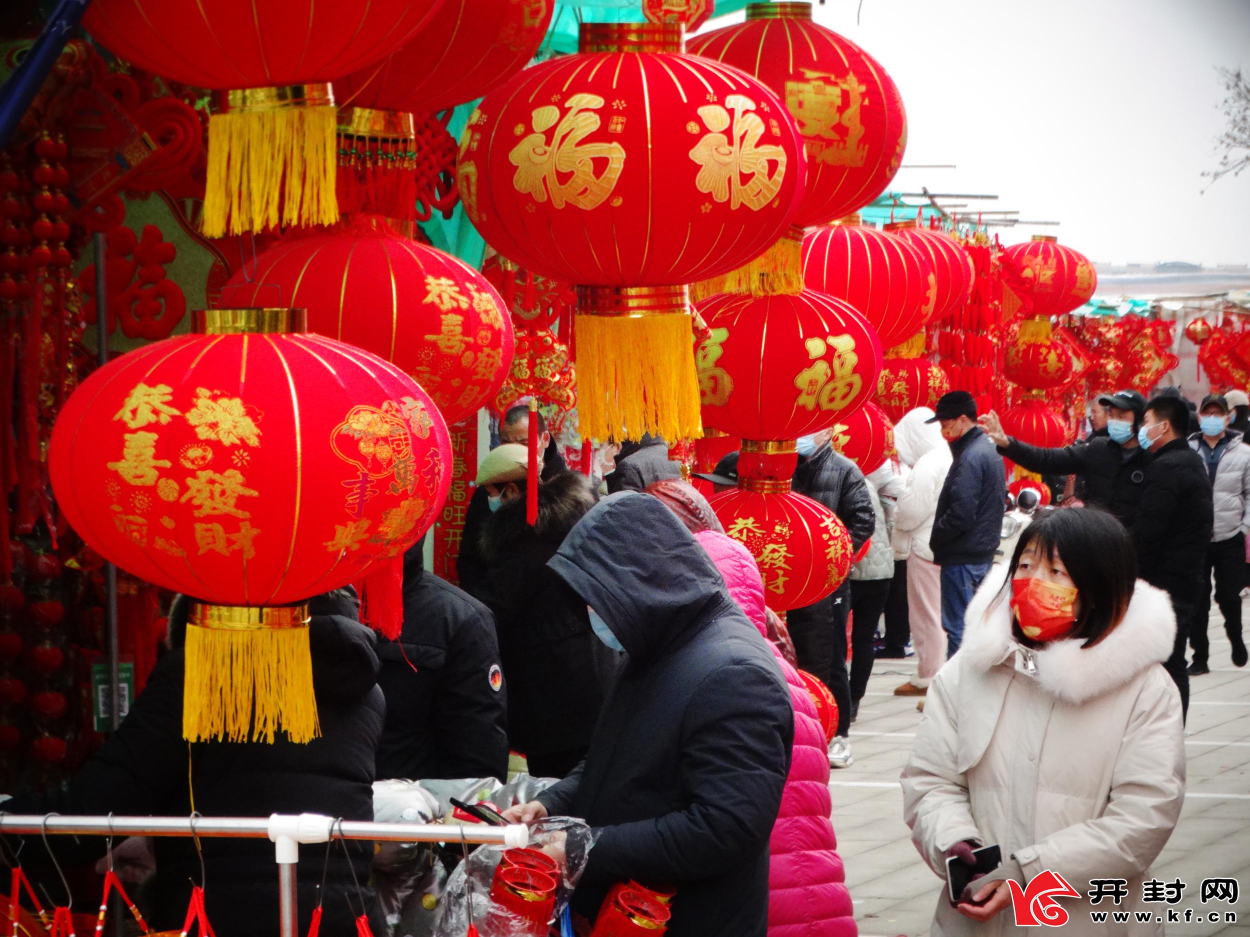 1月27日，市民在开封一年货市场选购新春饰品。春节将至，许多市民纷纷来到年货市场选购新春饰品，装扮家居，欢度新春佳节。全媒体记者 李俊生 摄