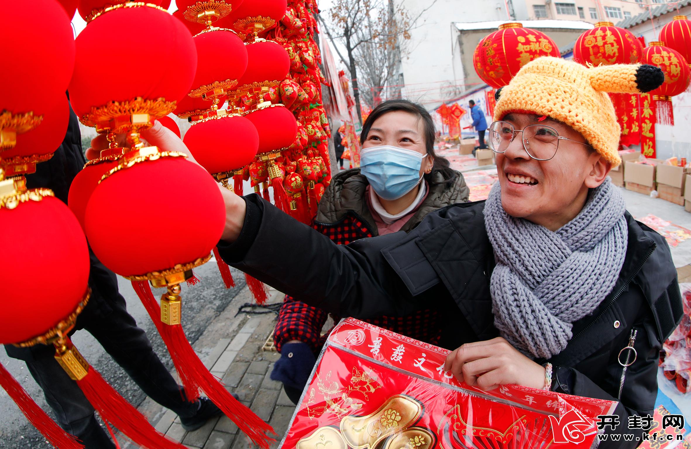 尉氏县滨河路的年货市场上，各式各样琳琅满目的大红灯笼、春联、福字、中国结等新年饰品俏销，人们纷纷前来选购，喜迎虎年春节的到来。 李新义 摄