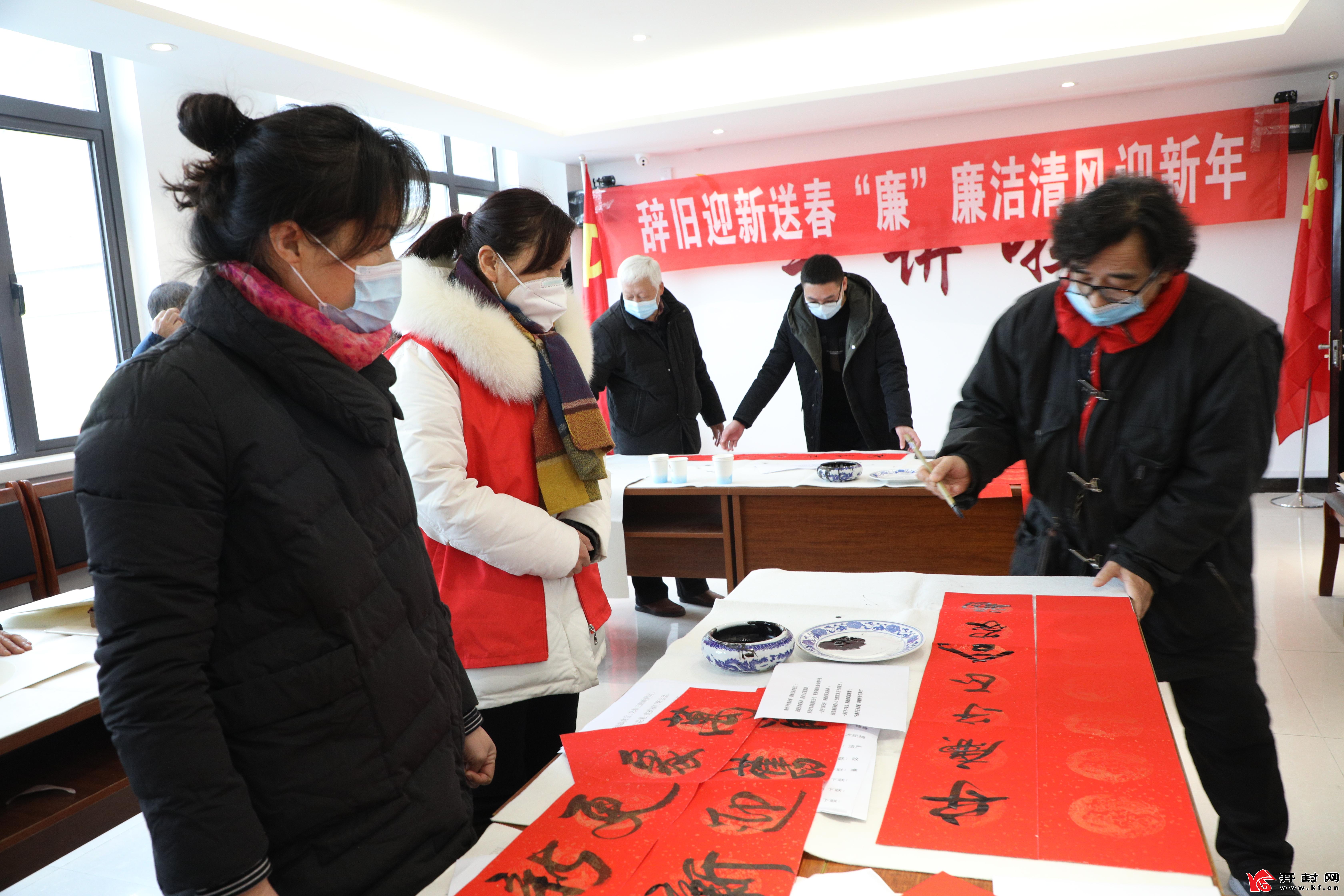 1月28日，禹王台区文联书法家、美术家义写清廉内容的春联送给辖区群众，倡导文明清廉过春节。全媒体记者 赵文建 摄