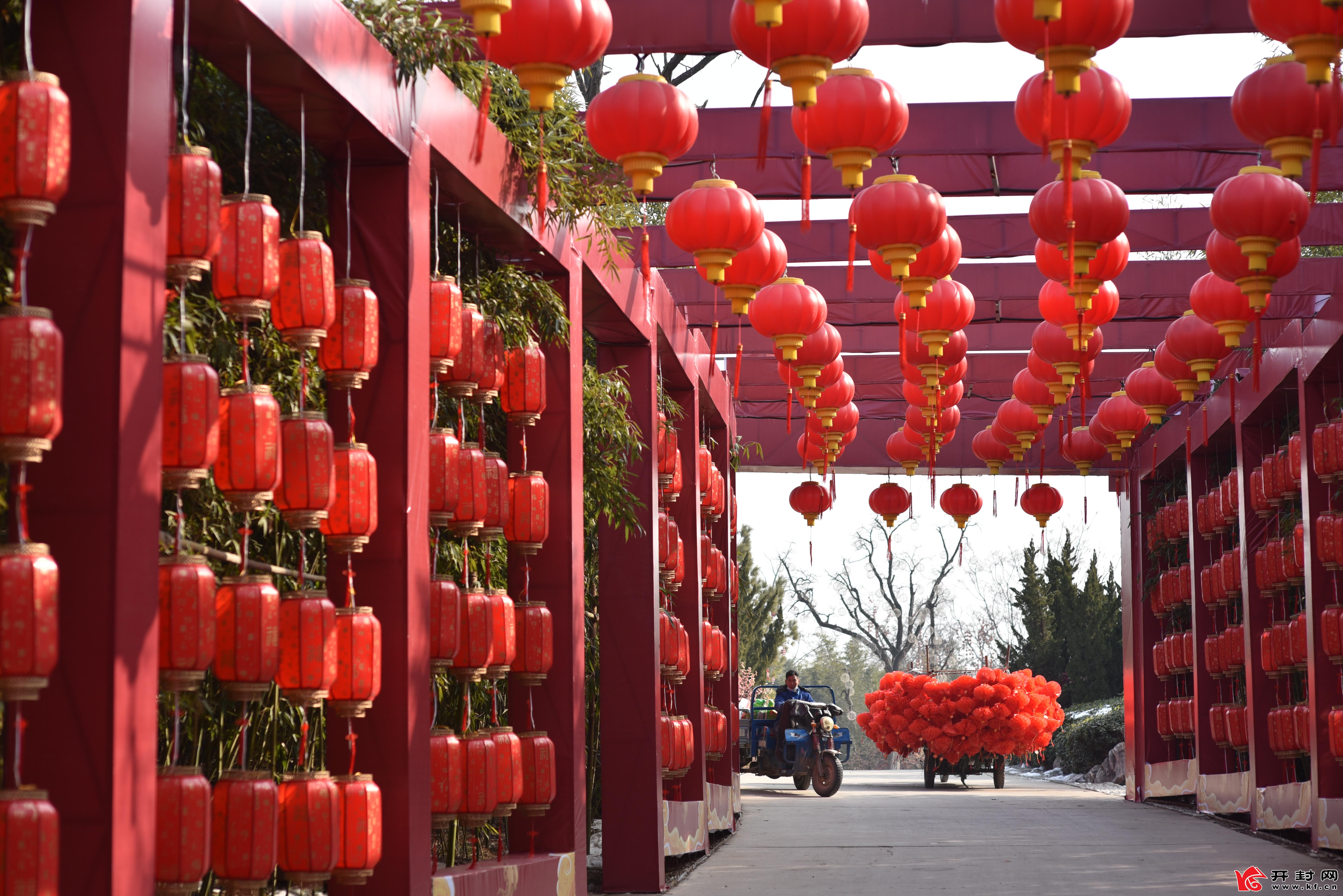 春节来临，开封景区和街头节日气氛越来越浓，景区红灯高挂，人们逛街购物，备足年货过新年。全媒体记者 赵文建 摄